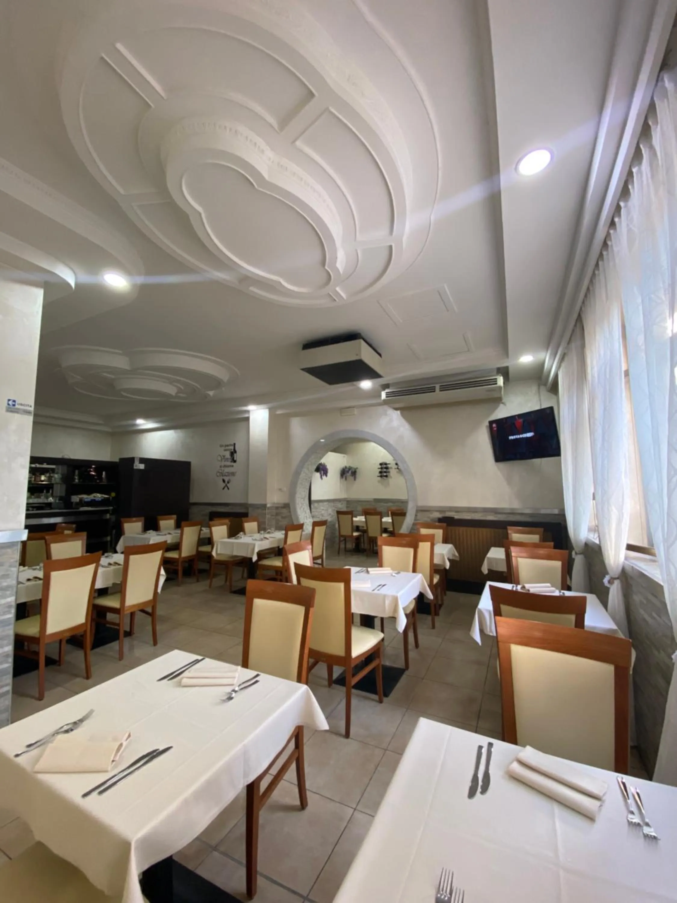 Restaurant/places to eat in Hotel La Pace