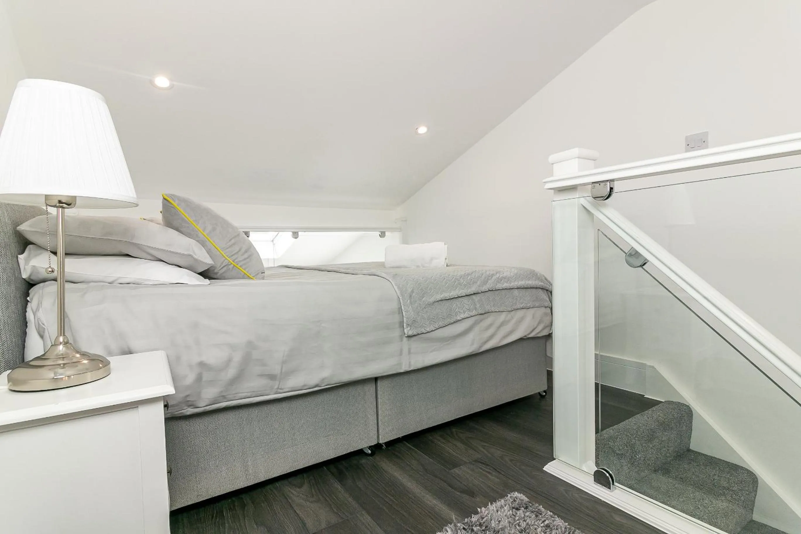 Bedroom, Bed in King Pin Corner