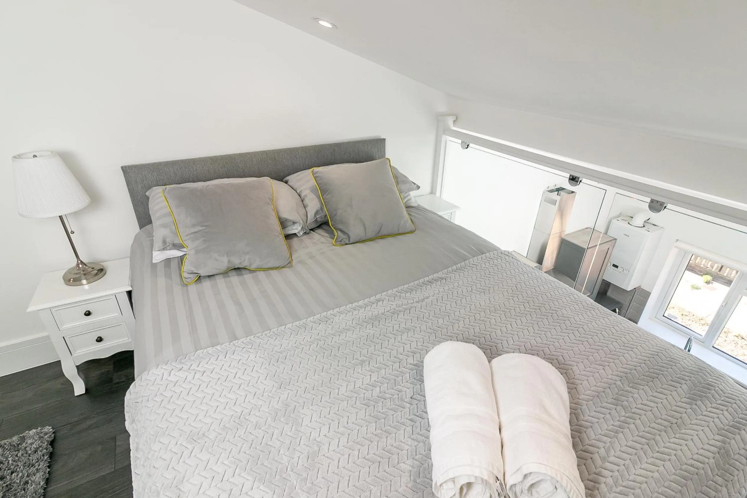 Bedroom, Bed in King Pin Corner