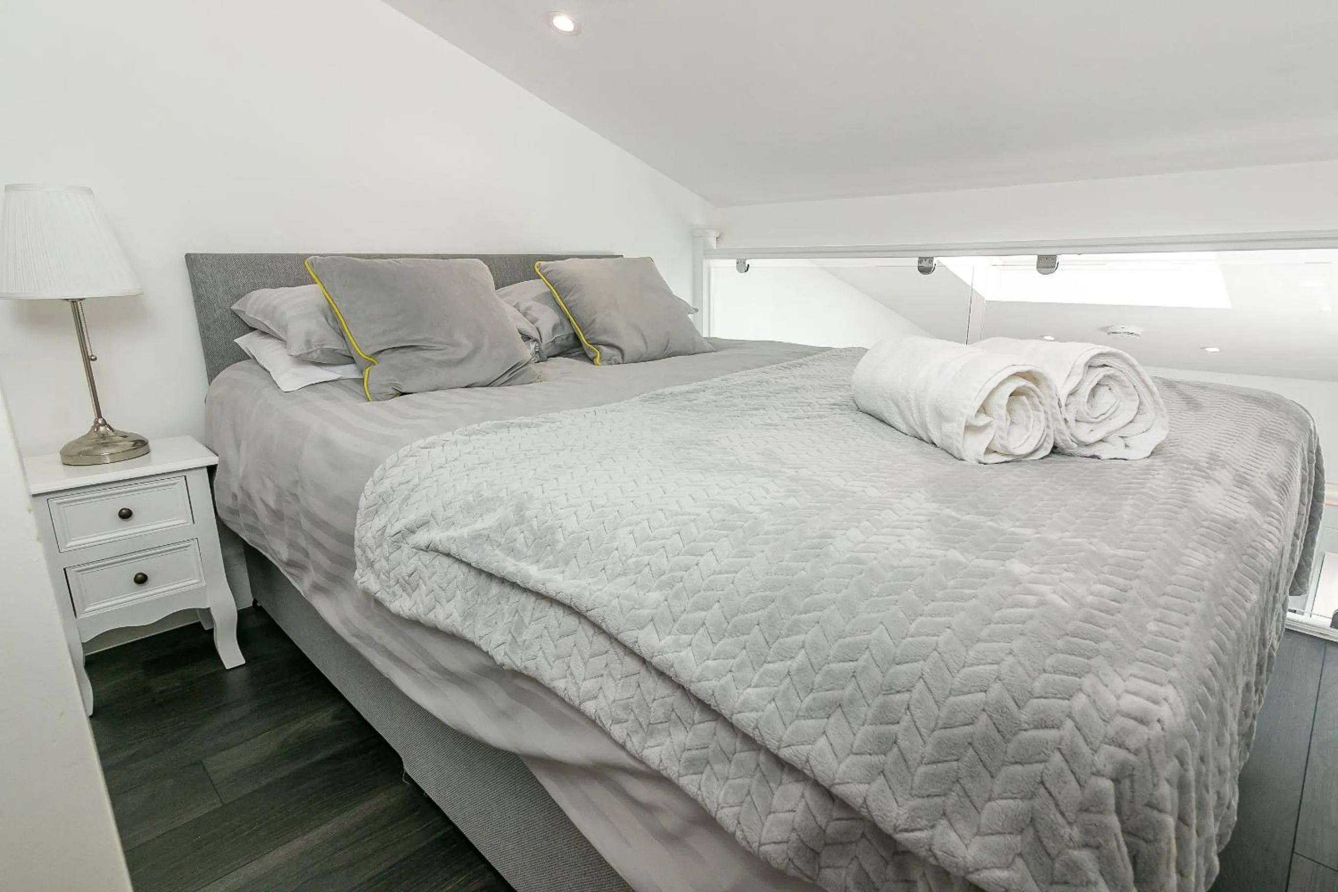 Bedroom, Bed in King Pin Corner