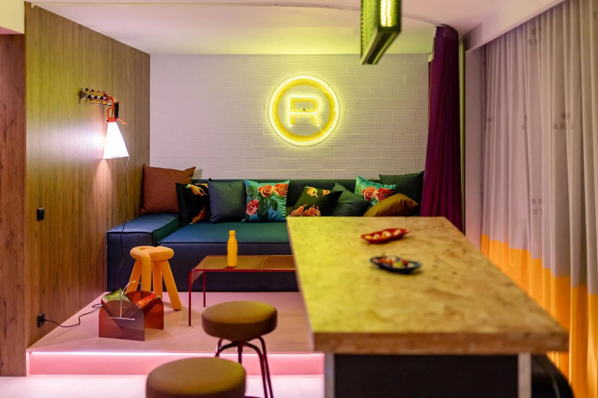 Food and drinks, Bed in Ryans Lolas - Adults Only