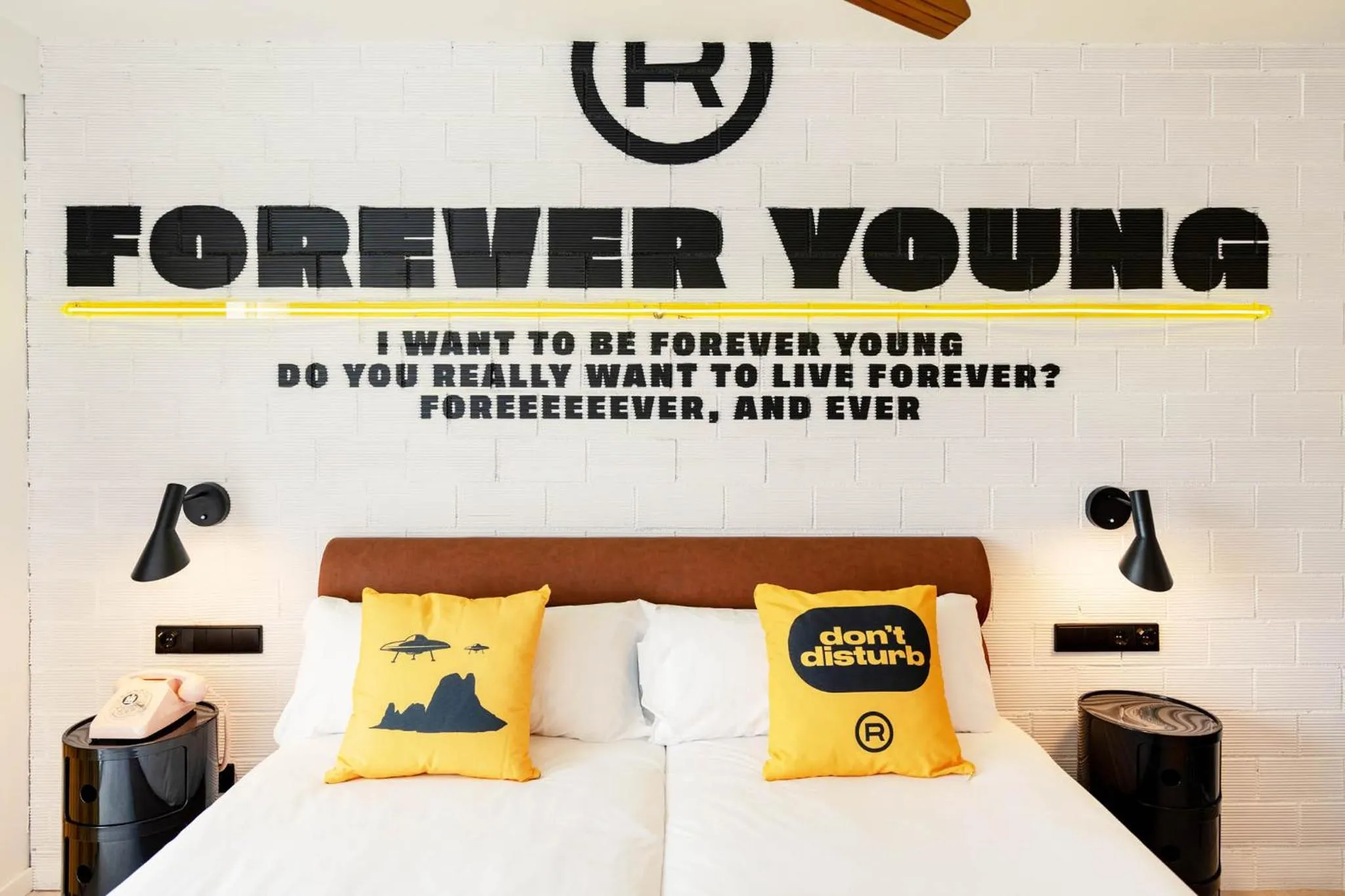 Bed in Ryans Lolas - Adults Only