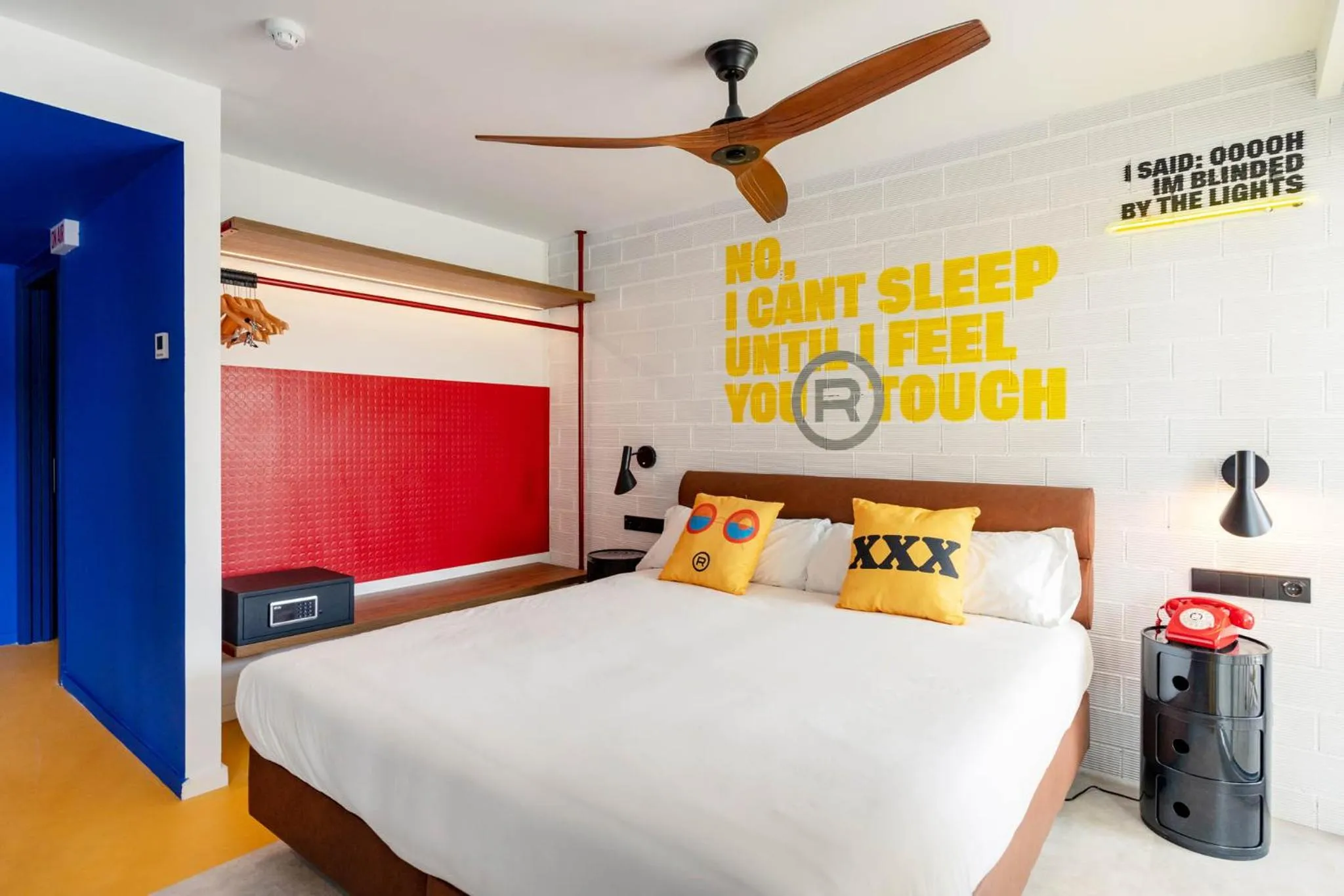 Bed in Ryans Lolas - Adults Only