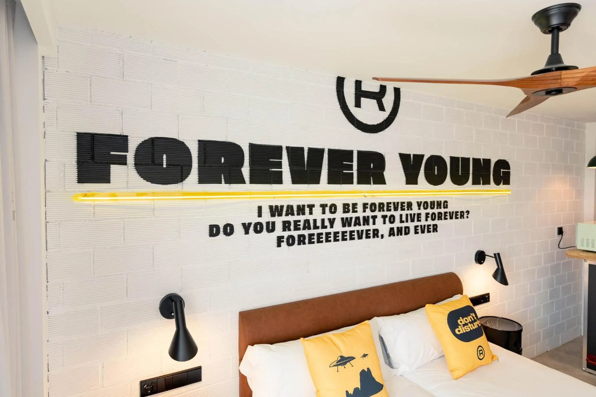 Bed in Ryans Lolas - Adults Only