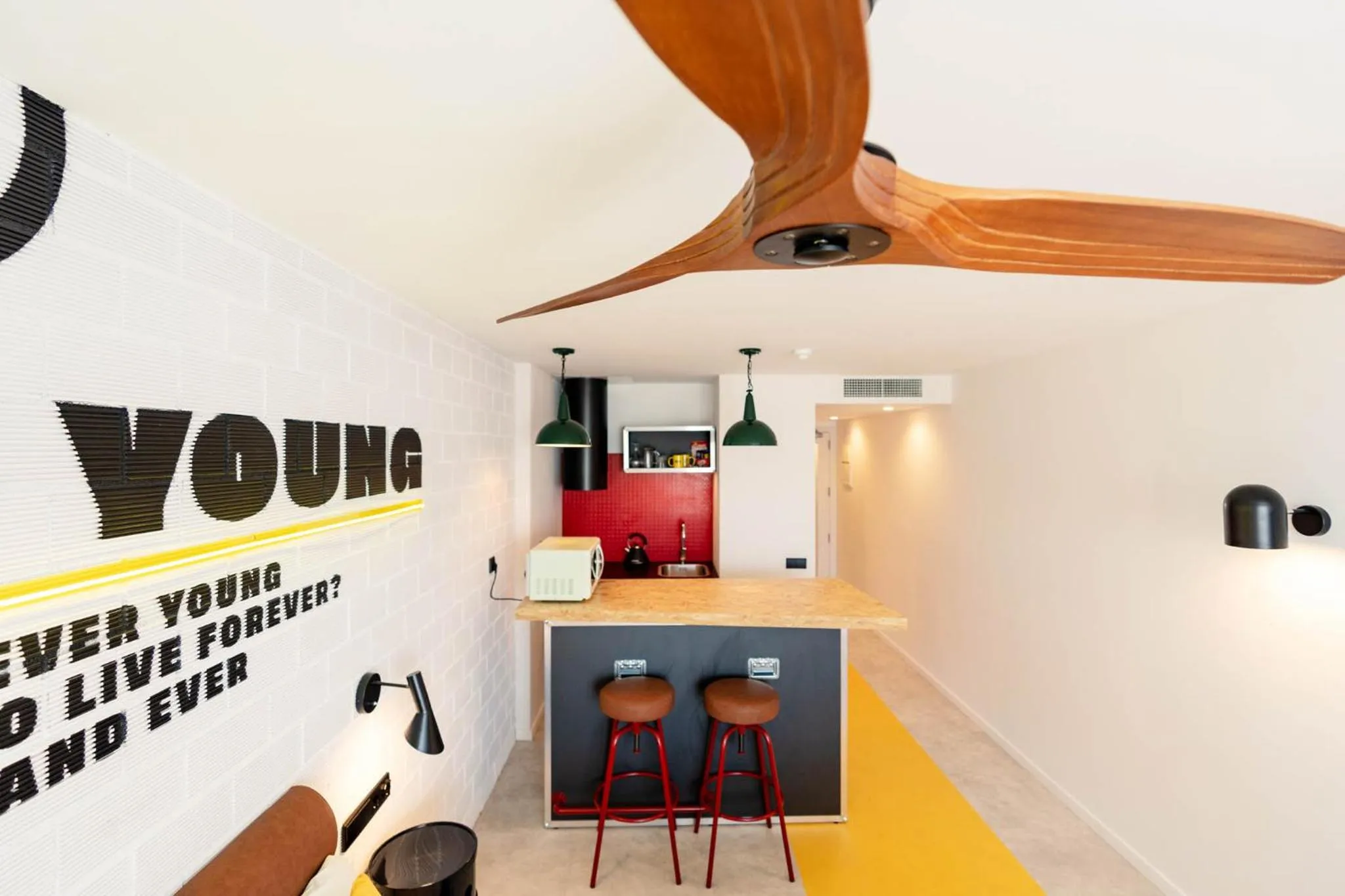 microwave in Ryans Lolas - Adults Only