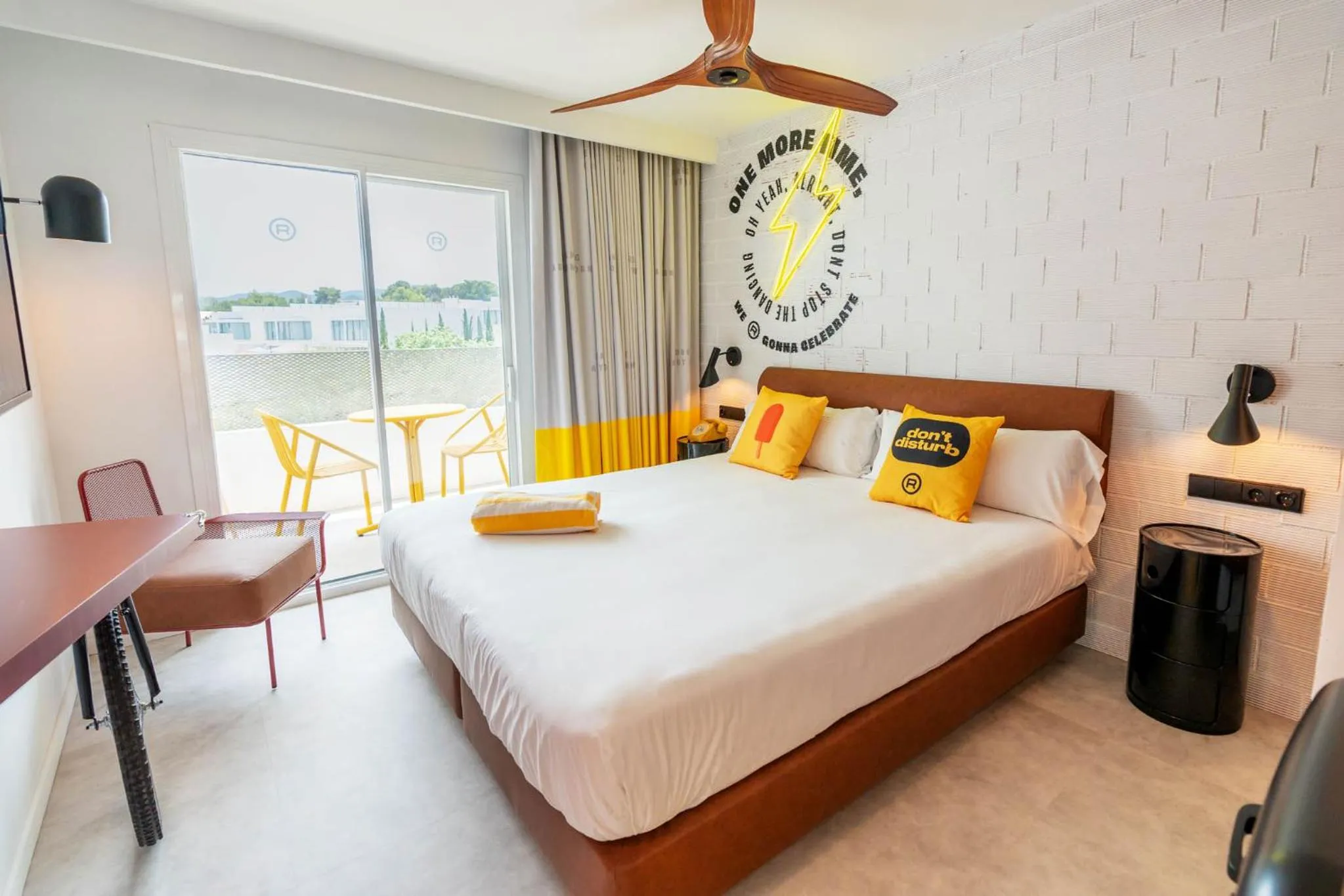 Bed in Ryans Lolas - Adults Only