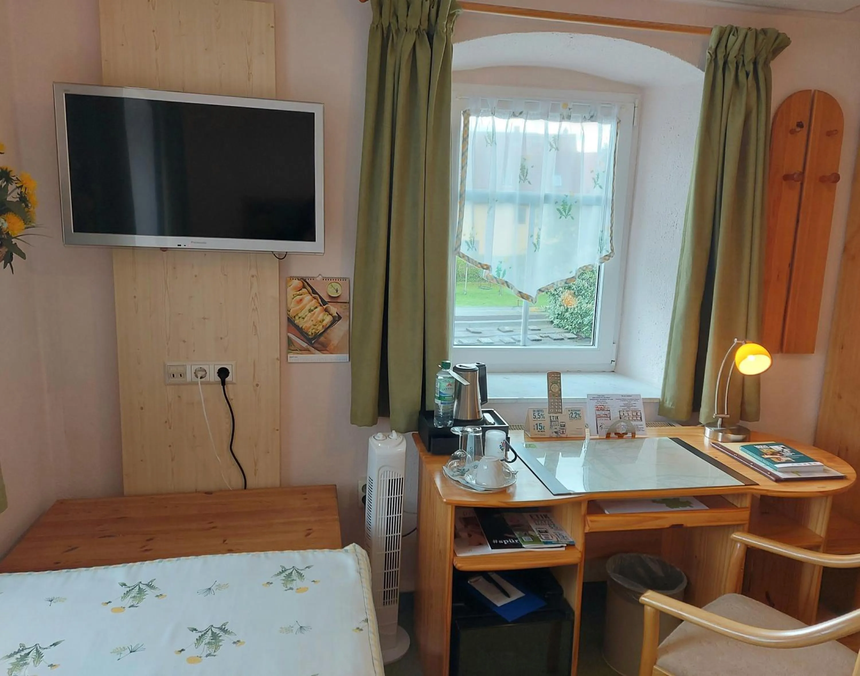 TV and multimedia, Bed in Logis L Auberge Gutshof