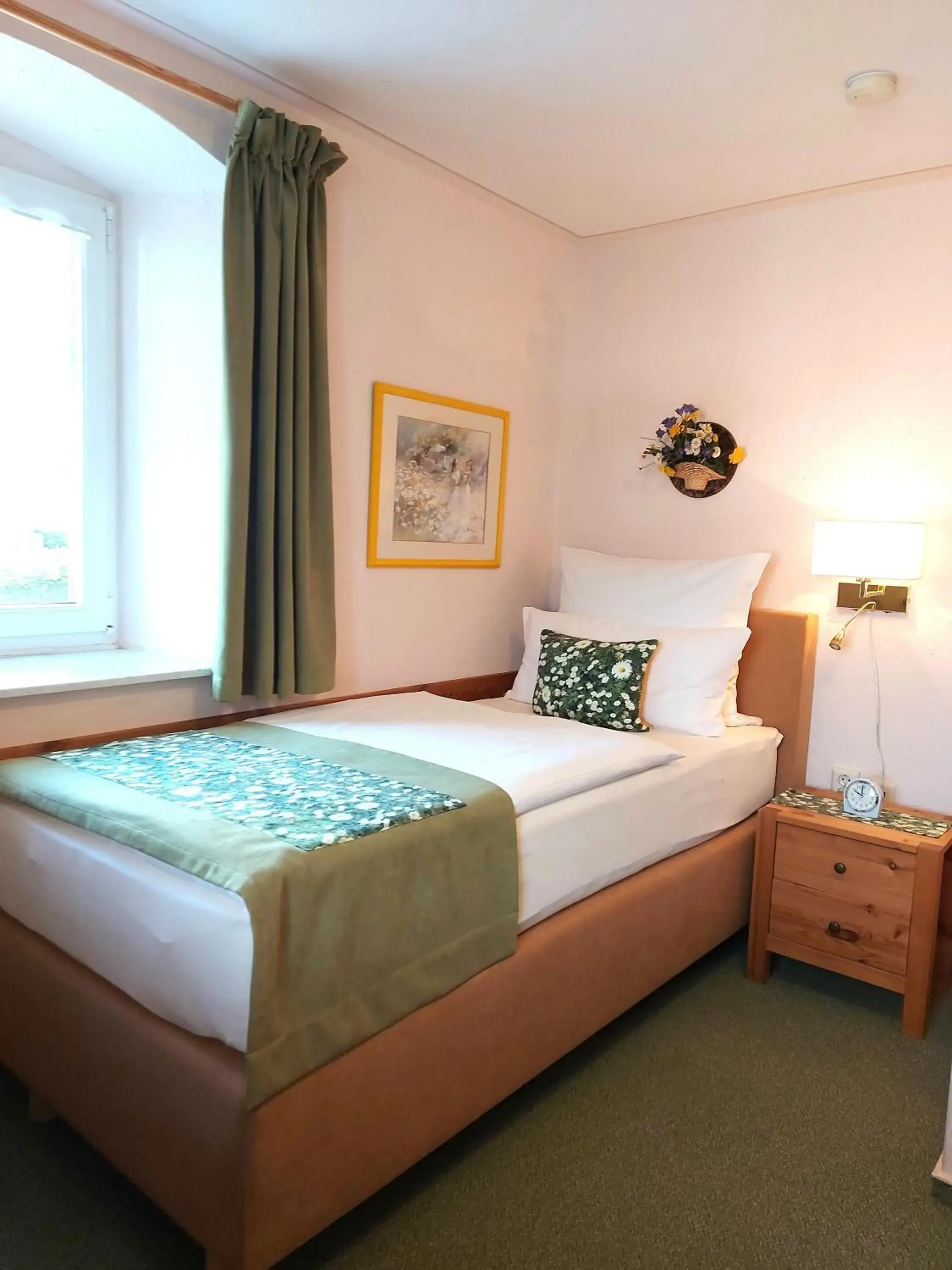 Standard Single Room - single occupancy in Logis L Auberge Gutshof Standard Single Room - single occupancy in Logis L Auberge Gutshof