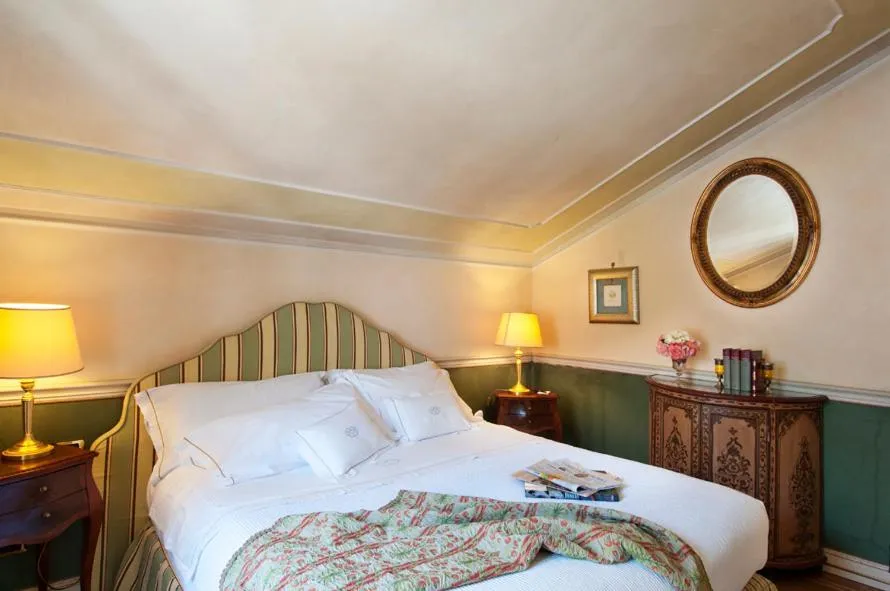 Photo of the whole room, Bed in Petit Palais Hotel De Charme