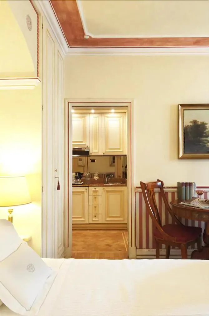 Kitchen or kitchenette, Bed in Petit Palais Hotel De Charme
