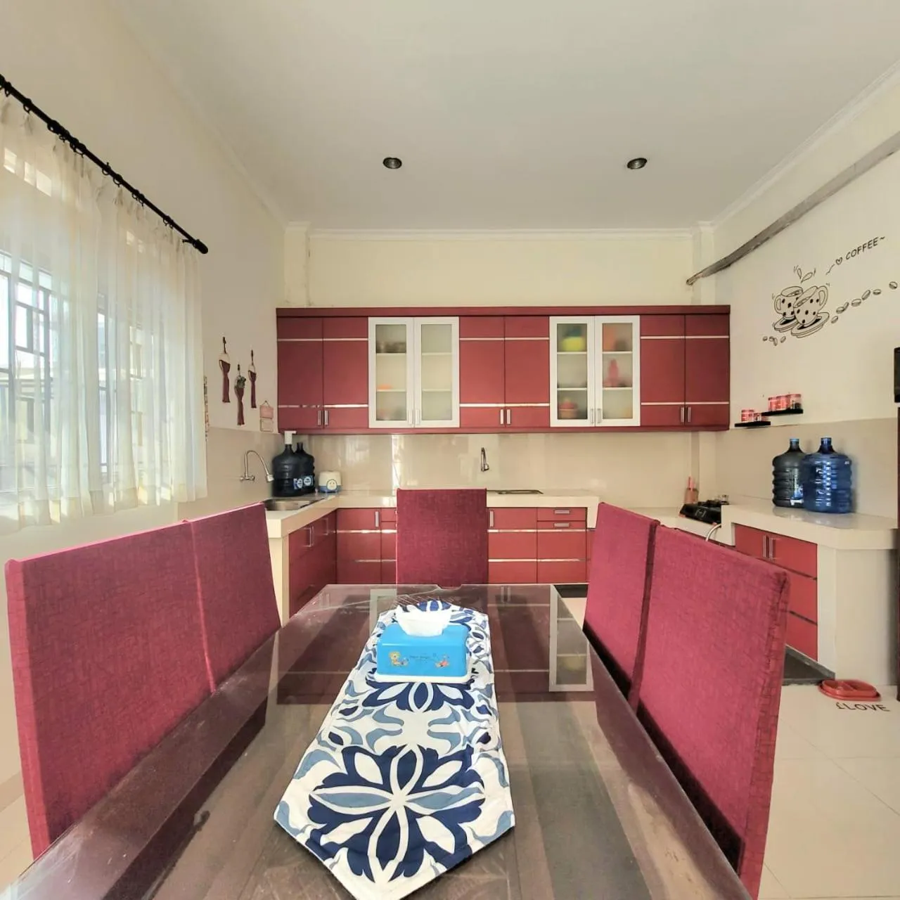 Communal kitchen in Mahakam Guest House