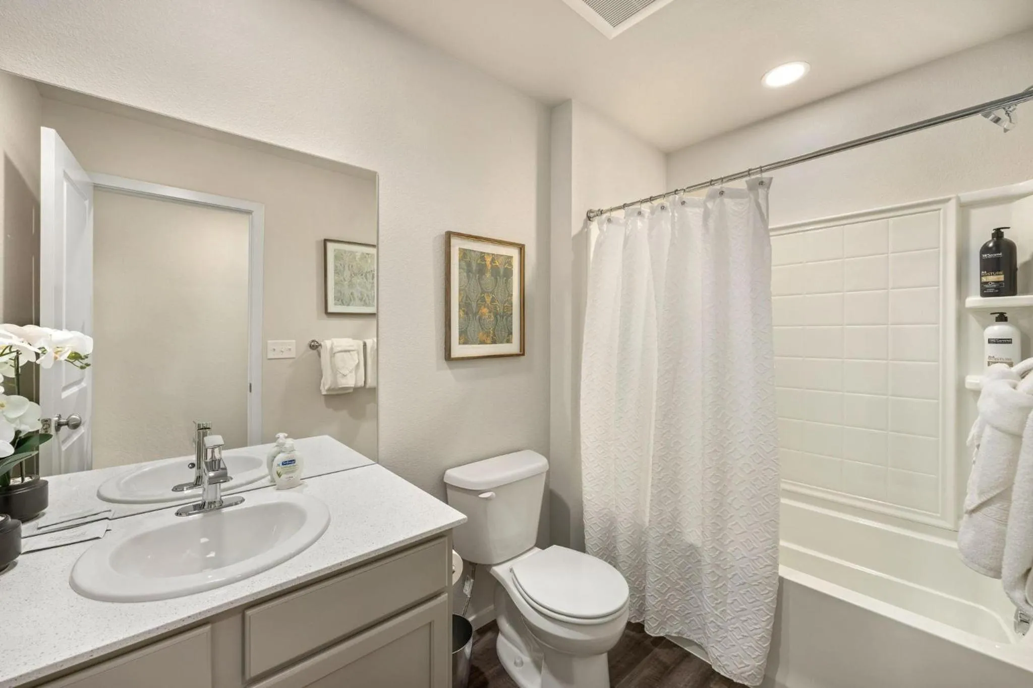 Modern Farmhouse Townhome - Great Central Location