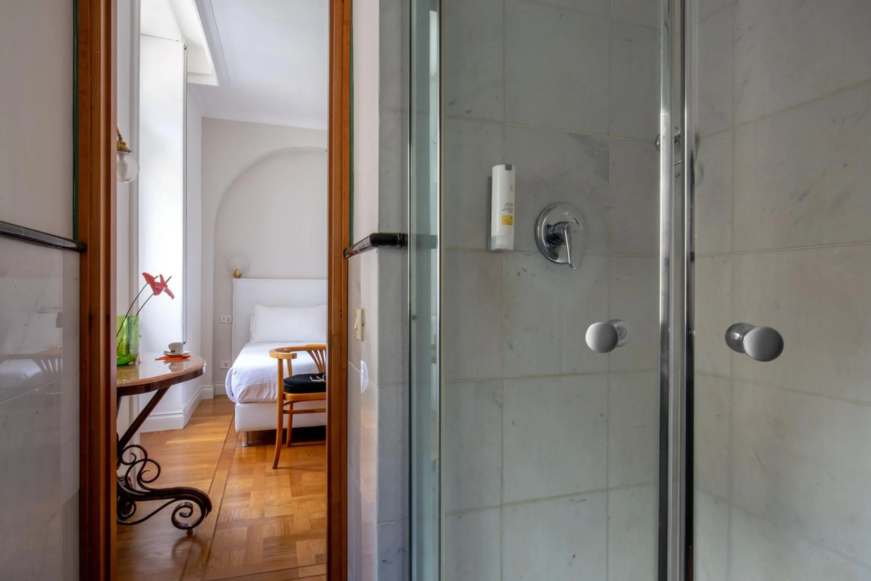 Bathroom, Bed in Hotel Emona Aquaeductus