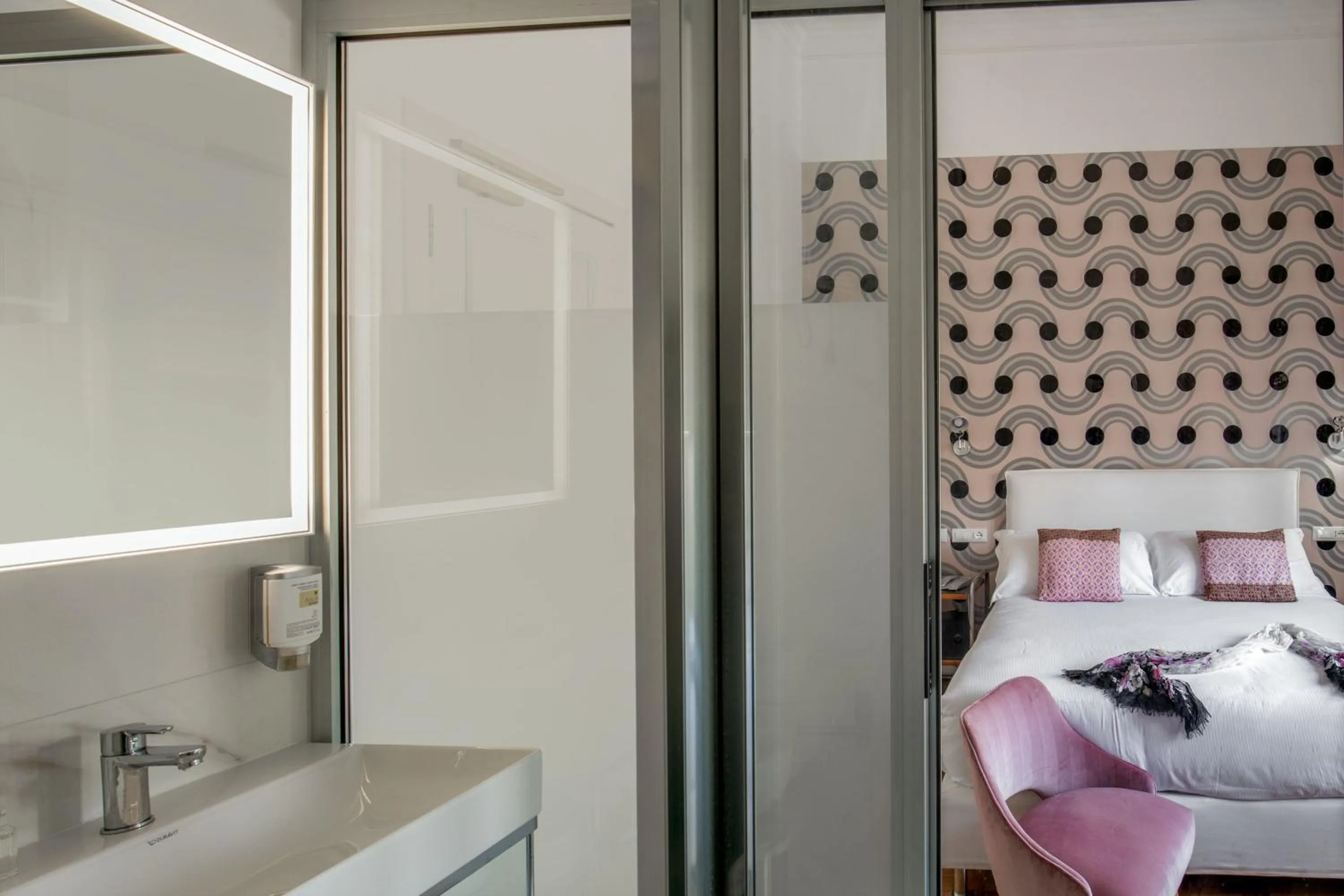 Bathroom, Bed in Hotel Emona Aquaeductus