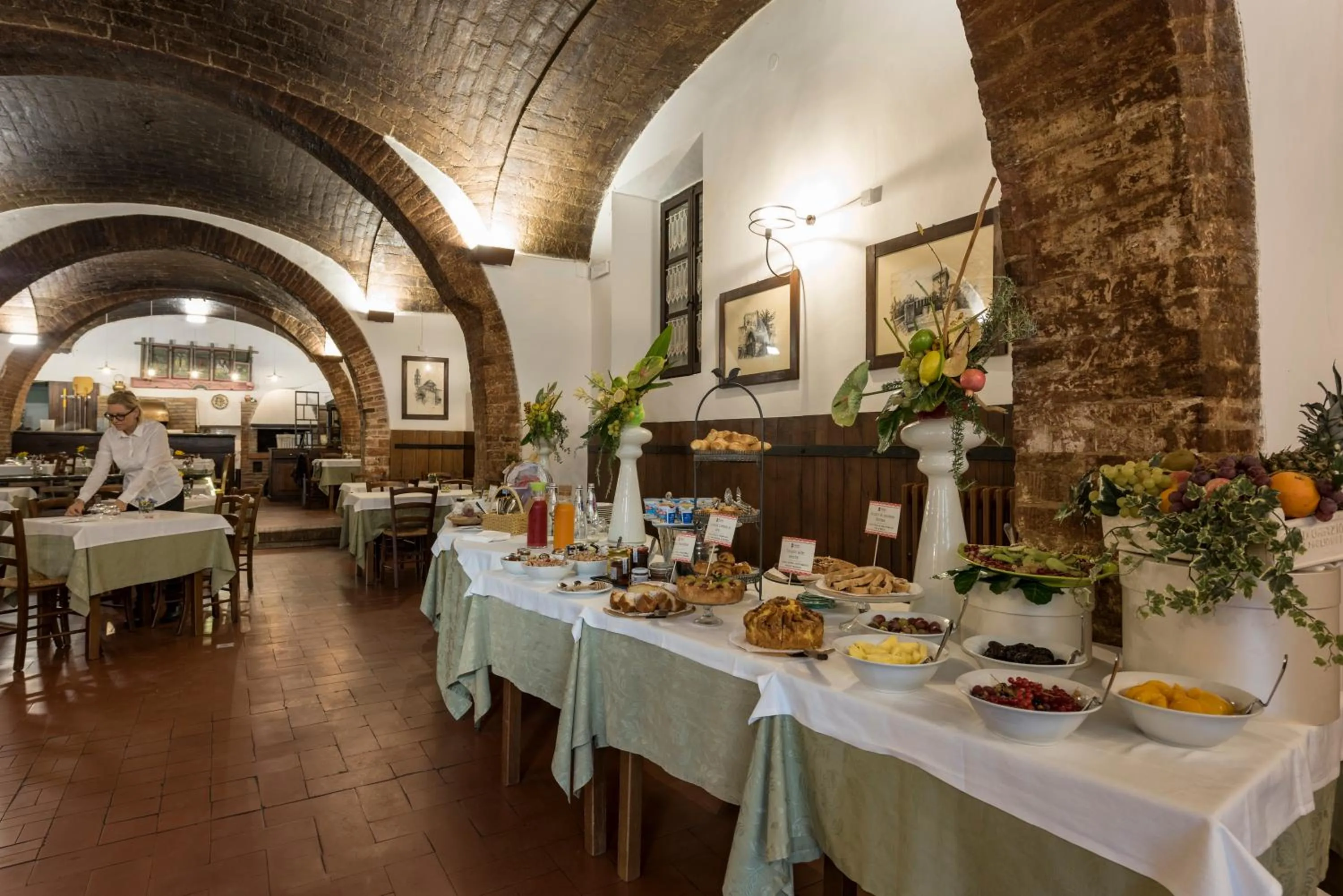 Restaurant/places to eat in Hotel Aganoor