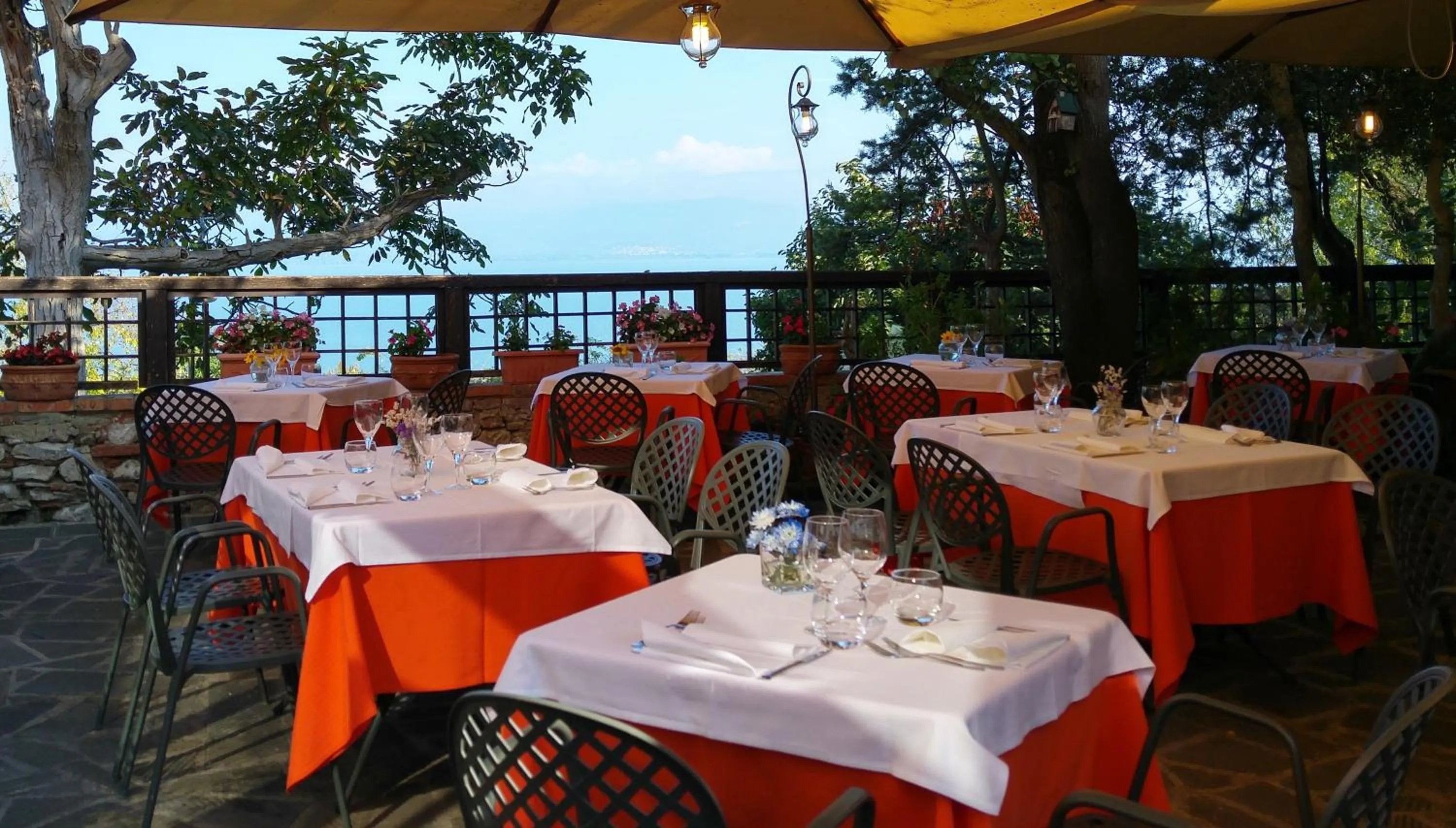 Restaurant/places to eat in Hotel Aganoor