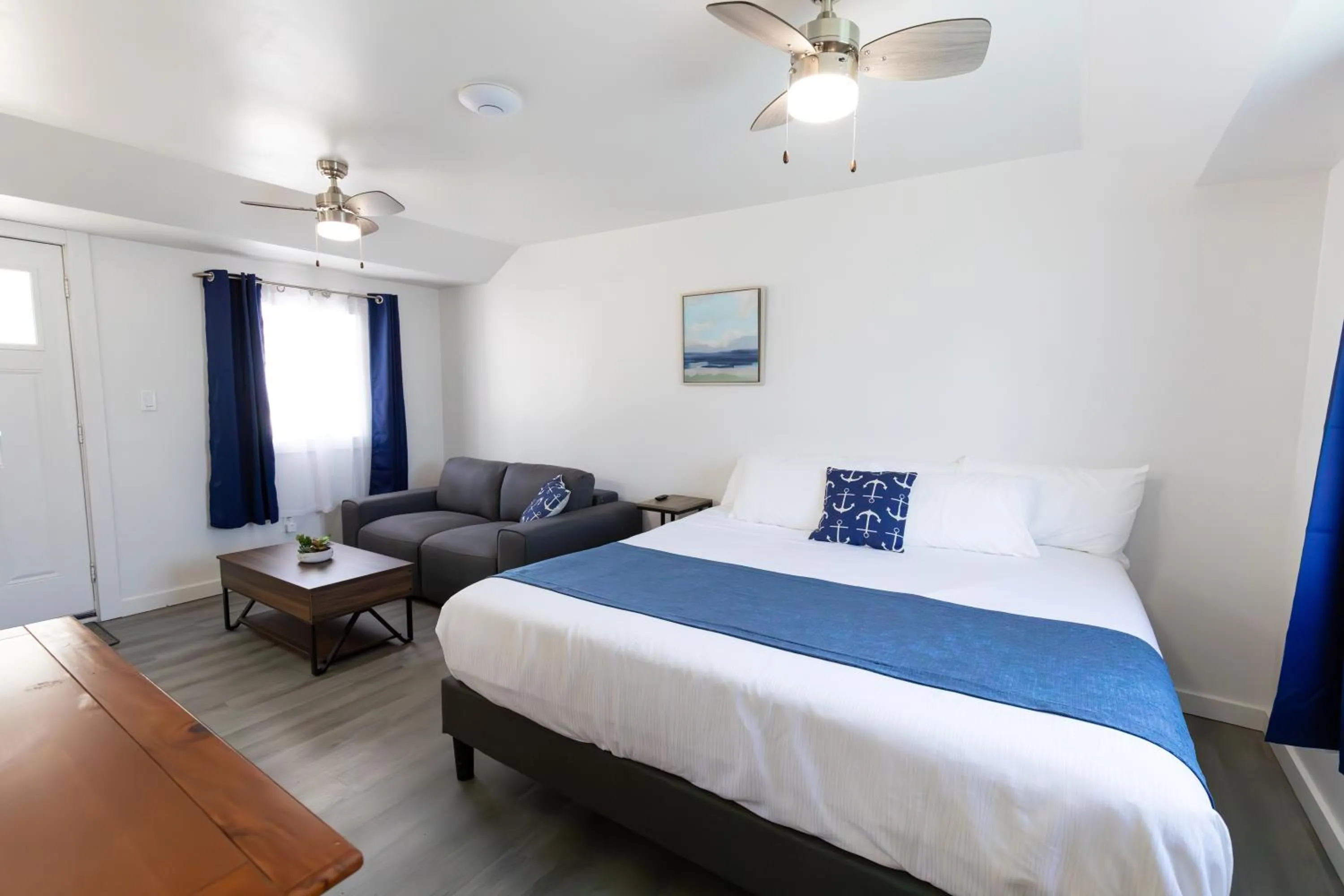 Seating area, Bed in Anchor Bay Inn and Suites