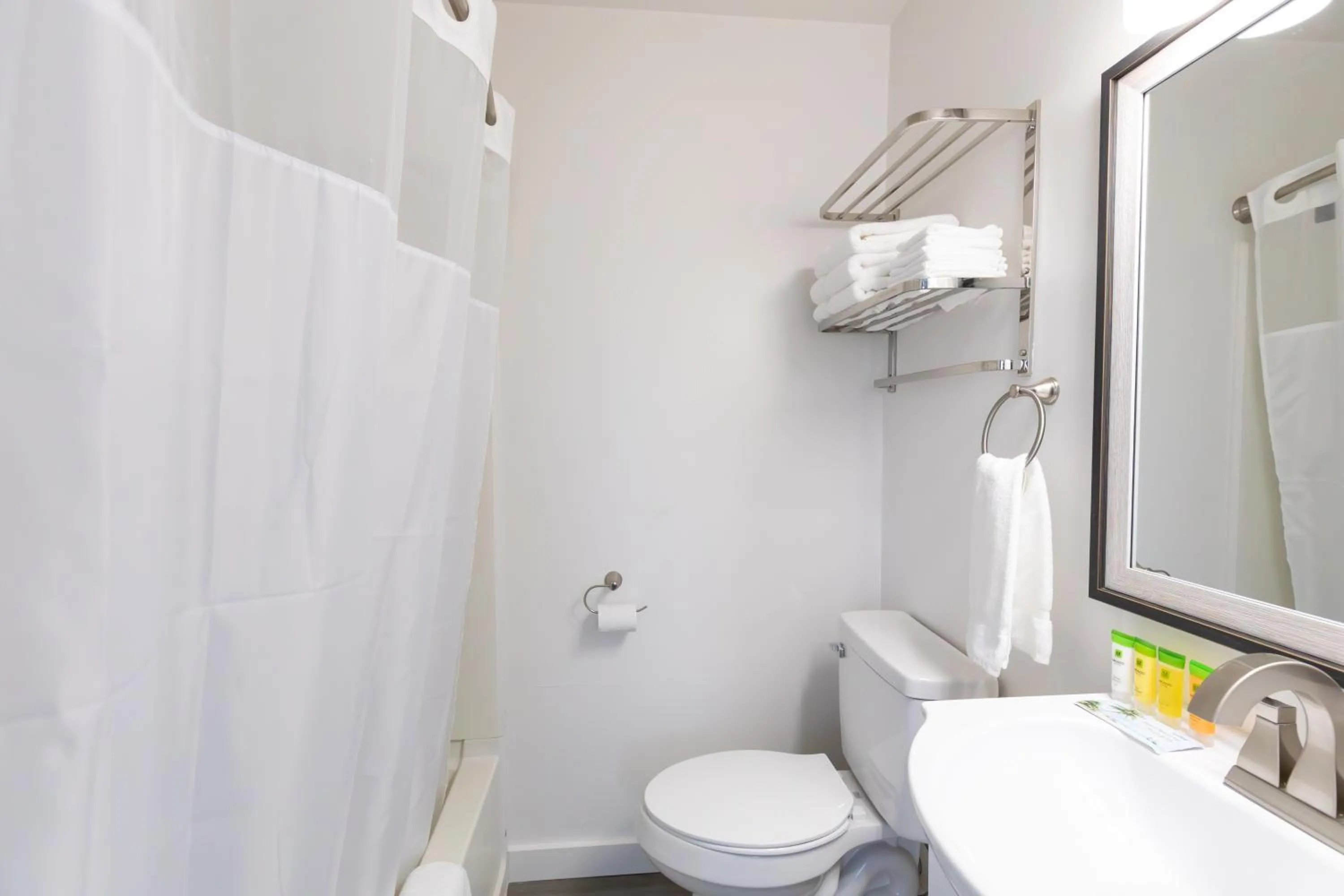 Bathroom in Anchor Bay Inn and Suites