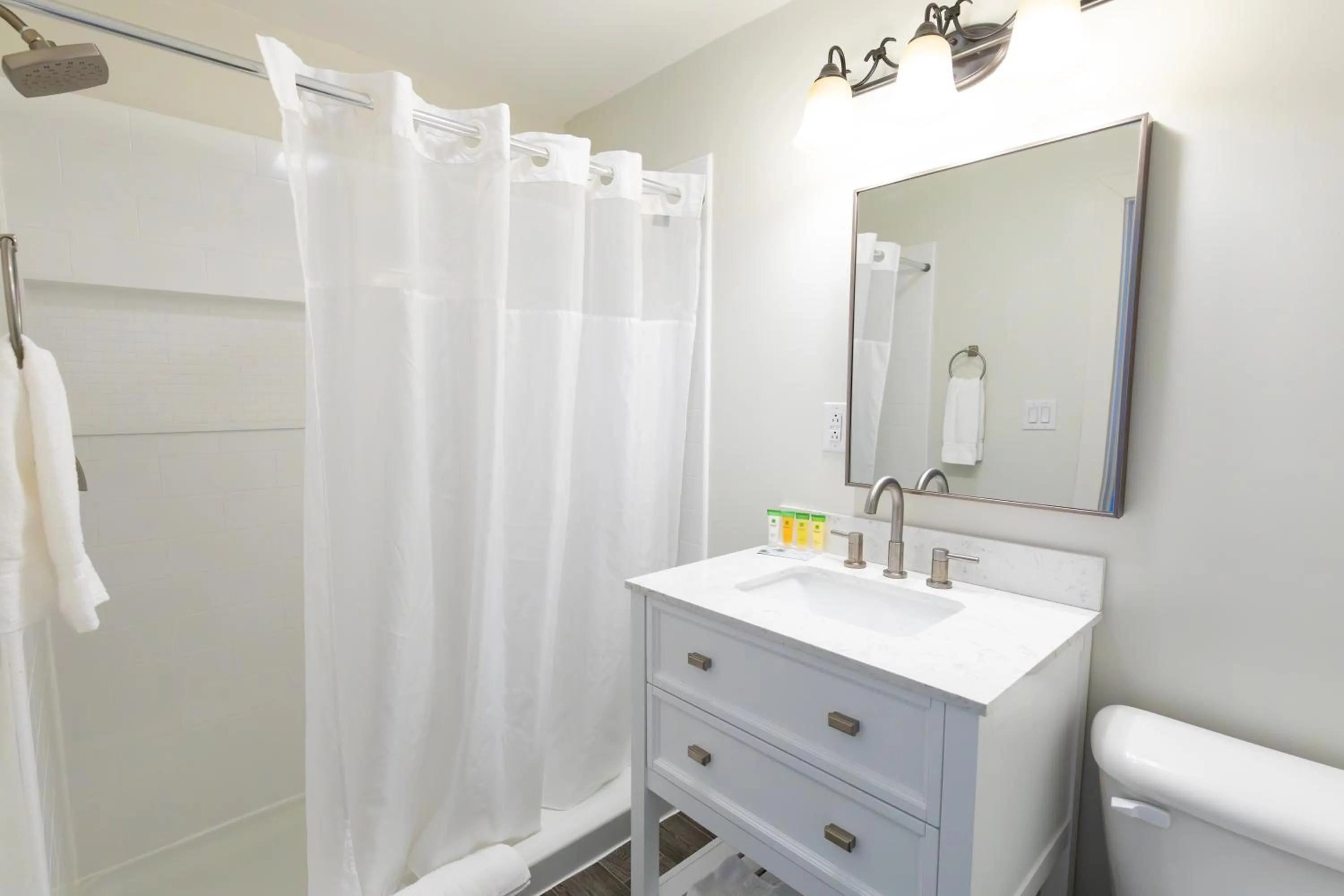 Bathroom in Anchor Bay Inn and Suites