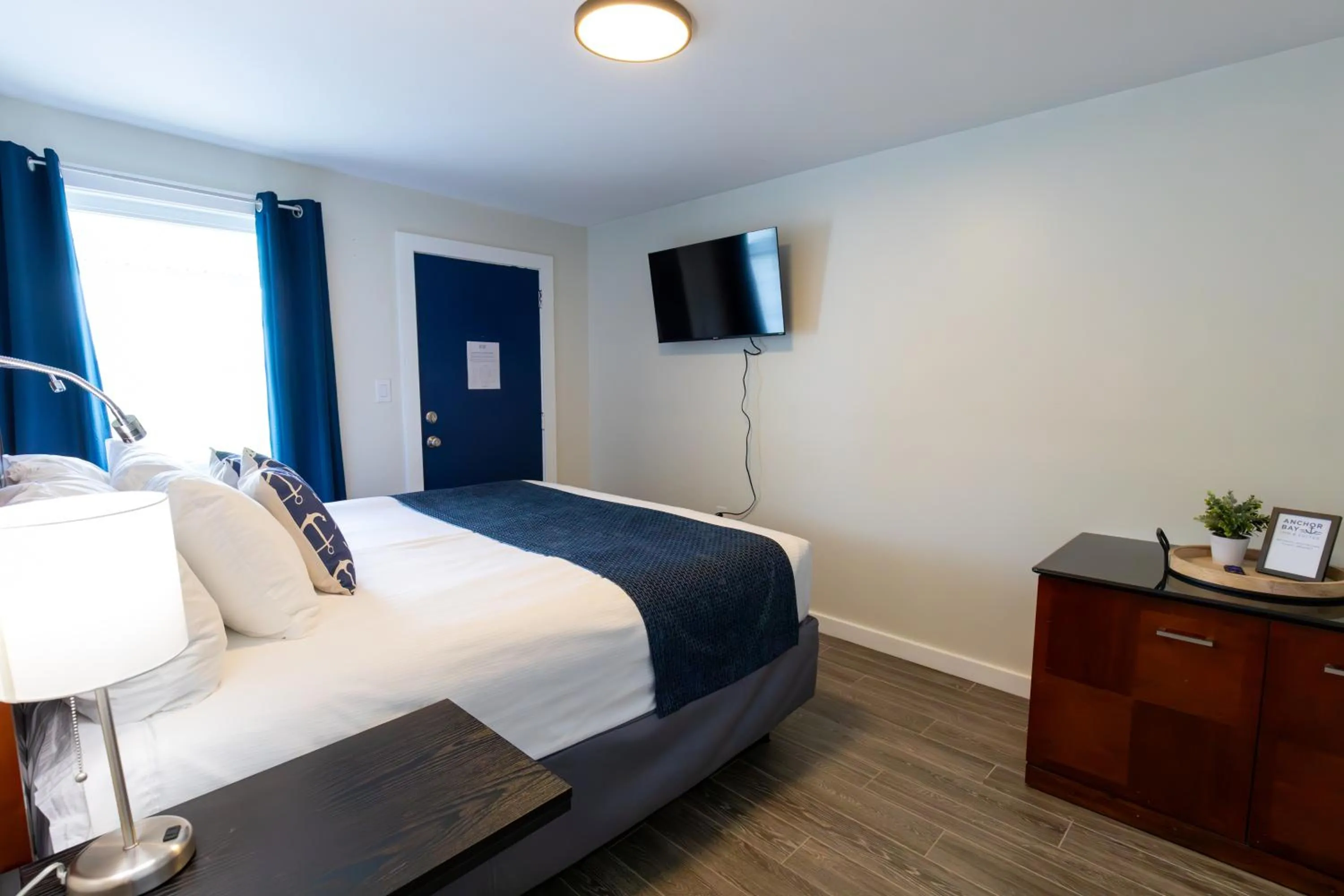 TV and multimedia, Bed in Anchor Bay Inn and Suites