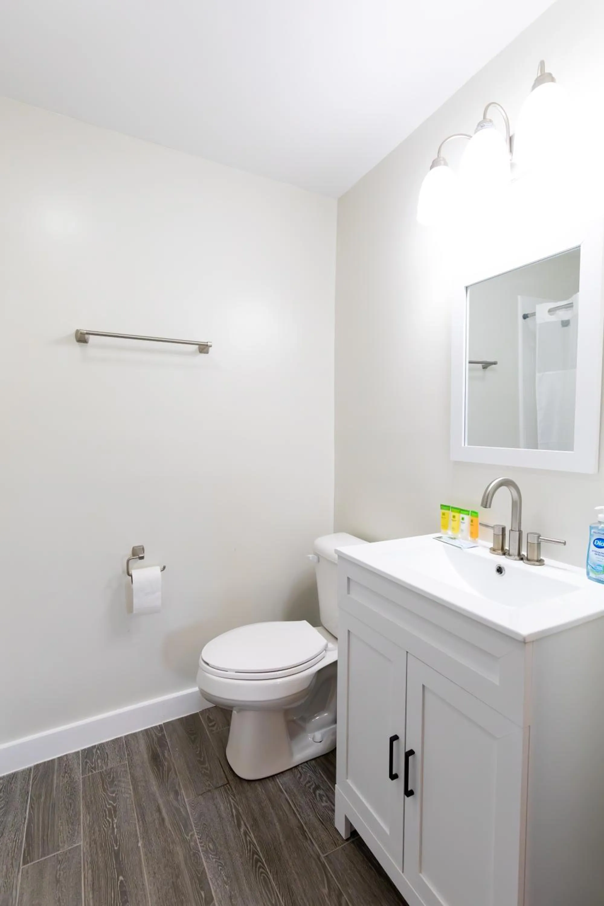 Bathroom in Anchor Bay Inn and Suites