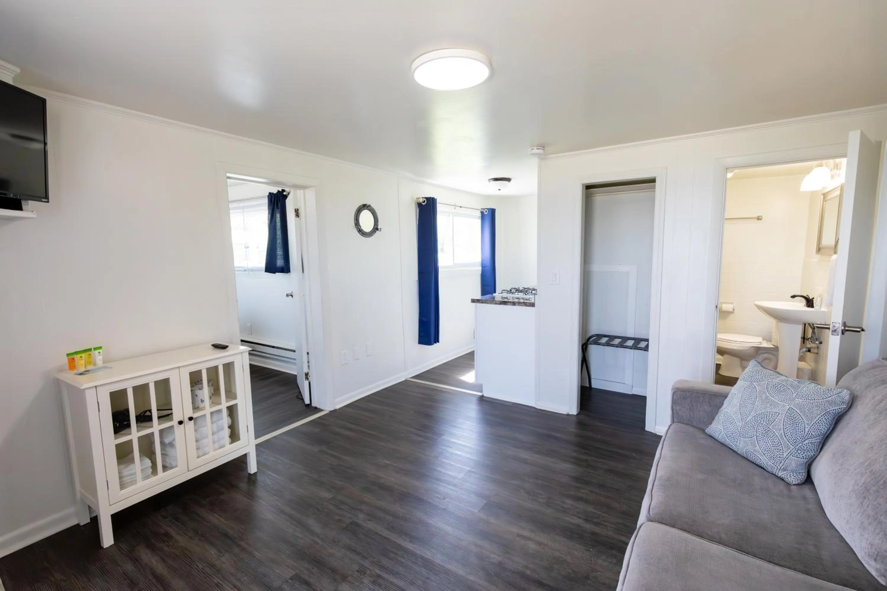 Living room in Anchor Bay Inn and Suites