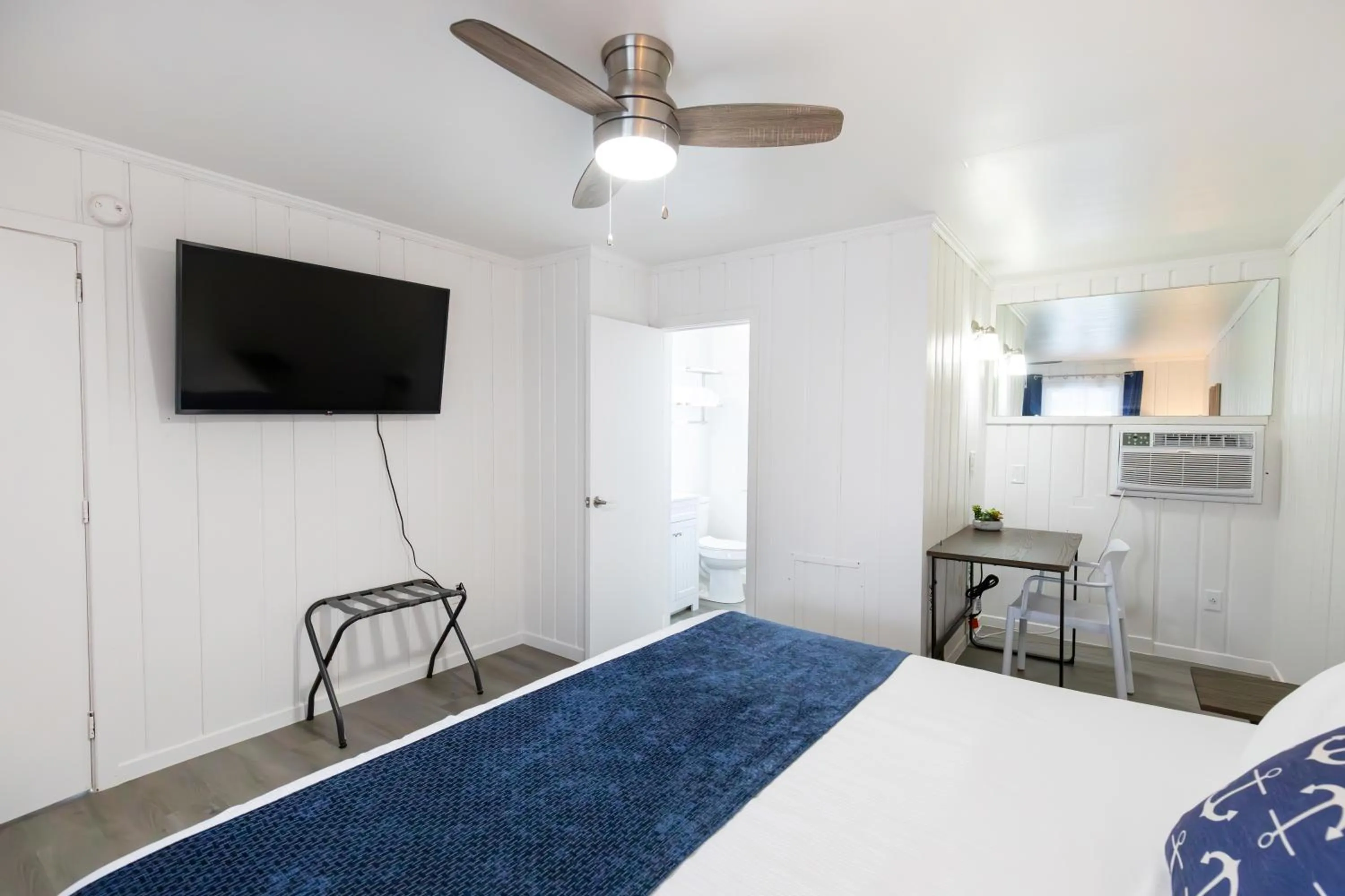 TV and multimedia, Bed in Anchor Bay Inn and Suites