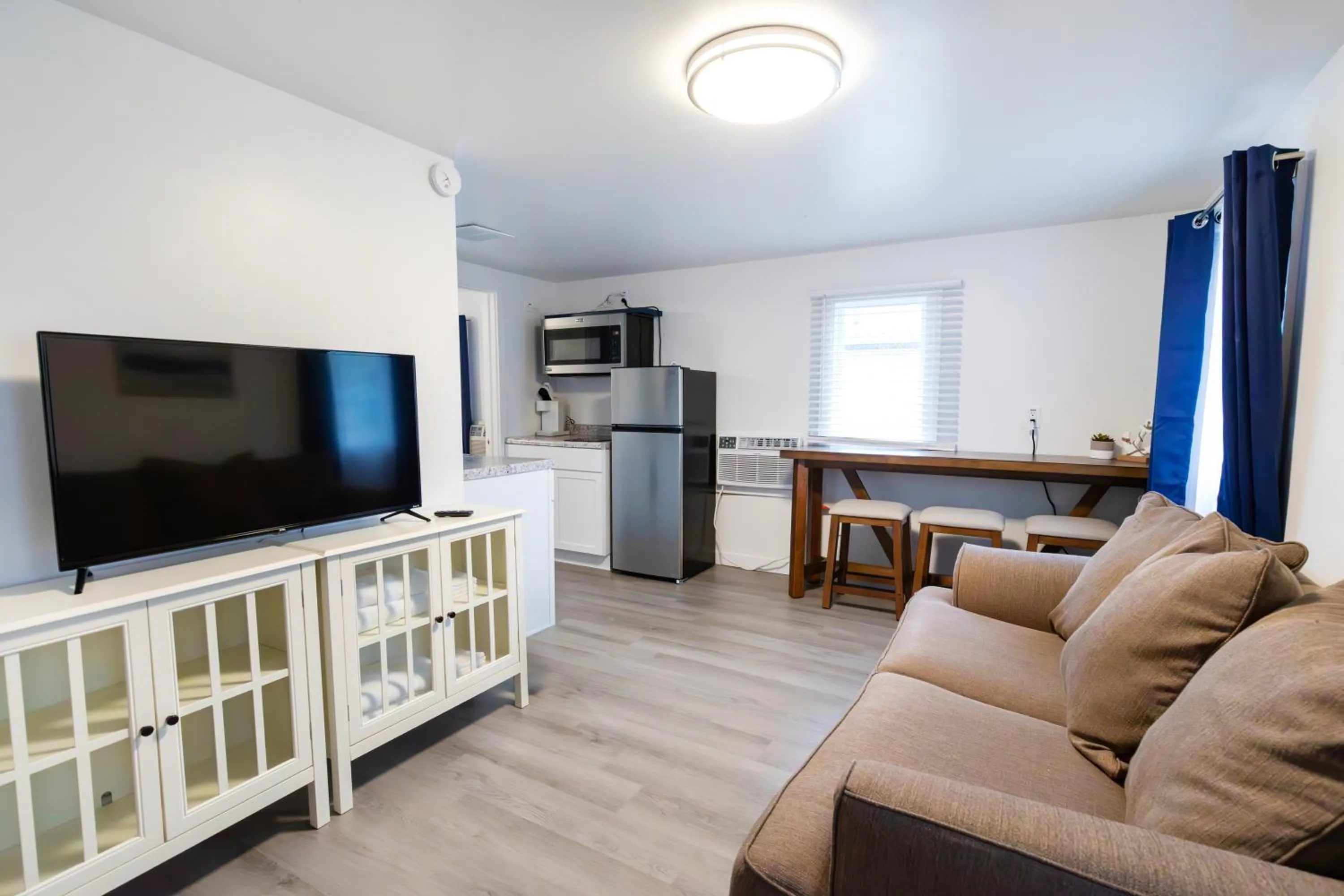 TV and multimedia in Anchor Bay Inn and Suites