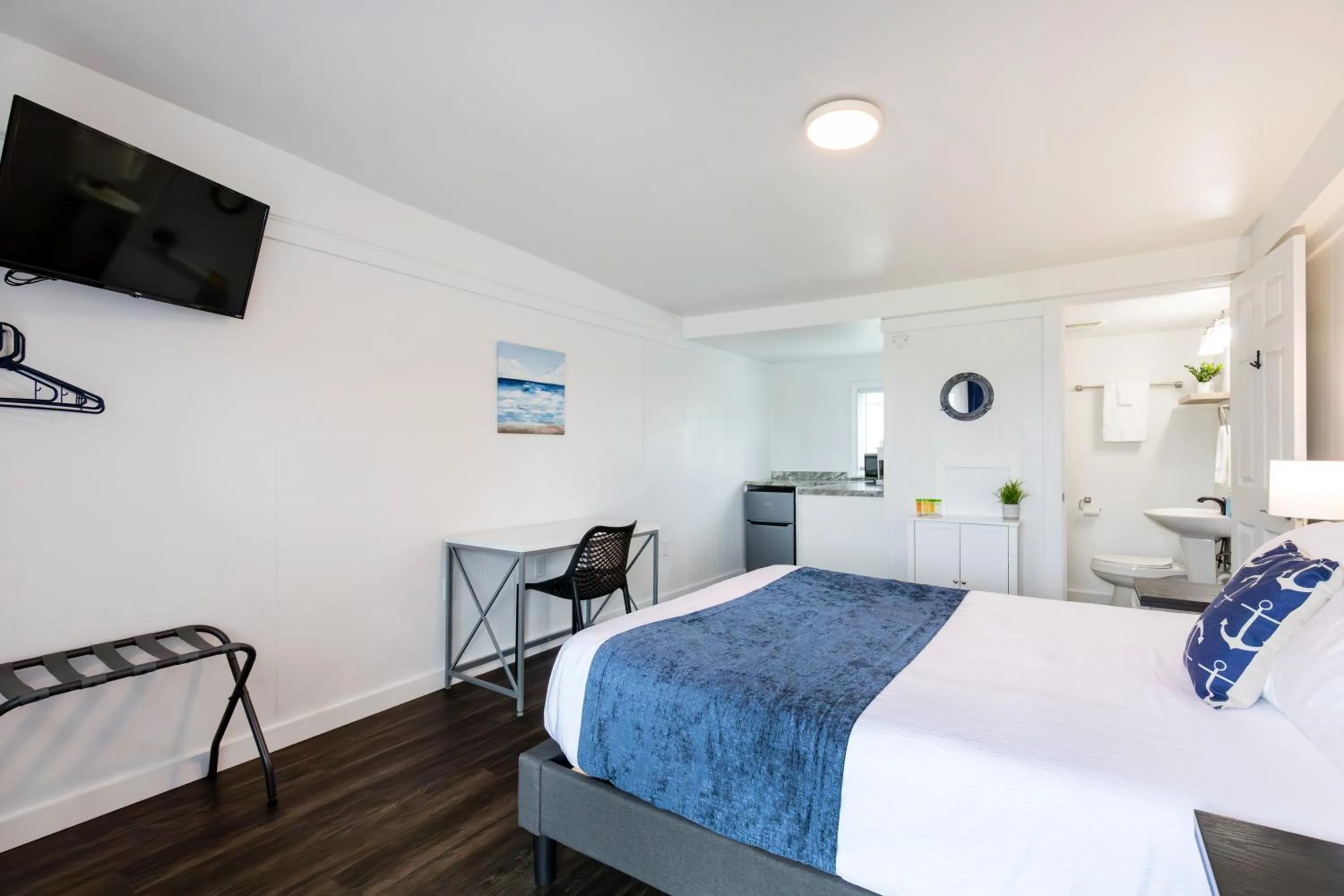 Bedroom, Bed in Anchor Bay Inn and Suites