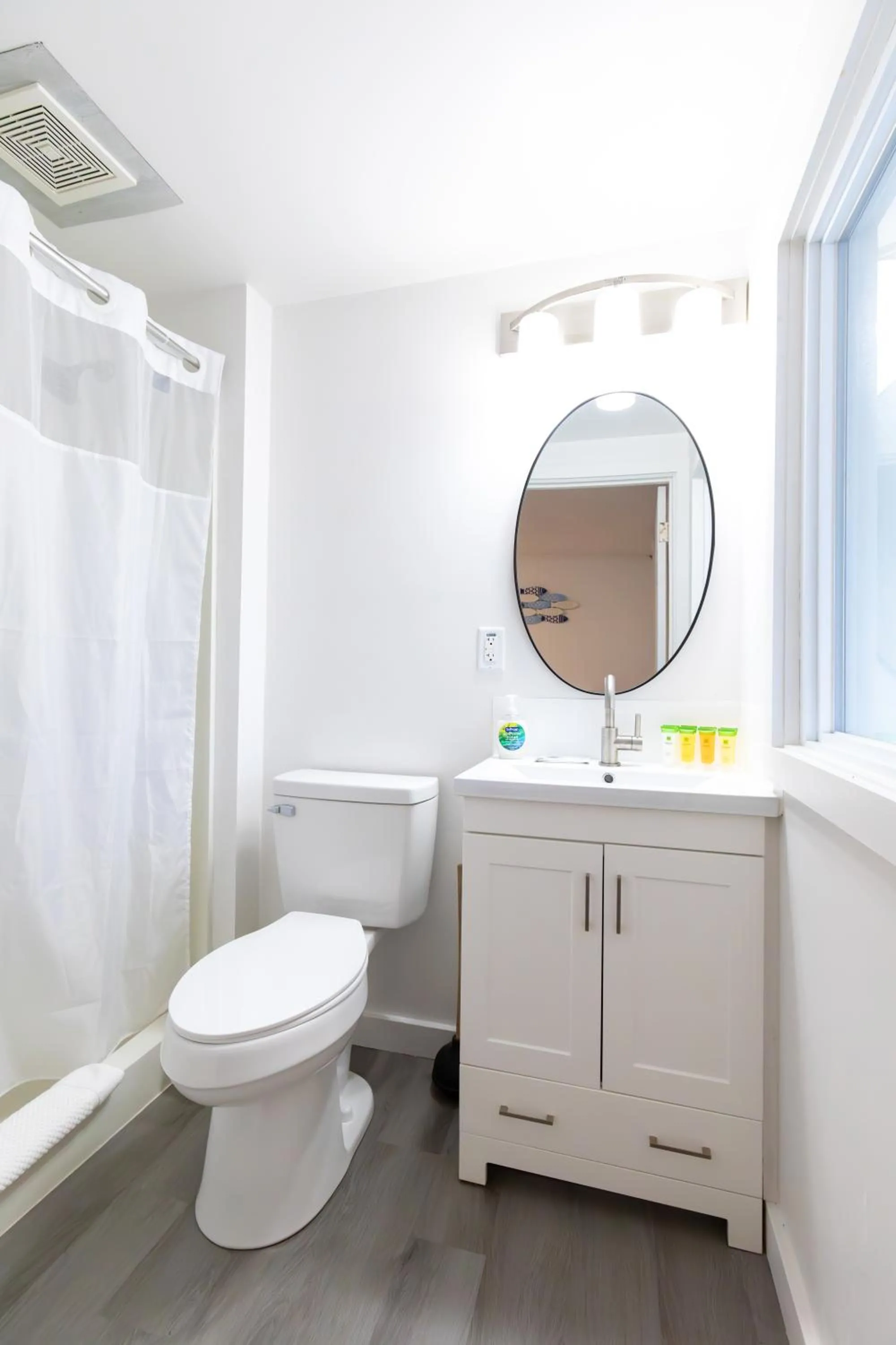 Bathroom in Anchor Bay Inn and Suites