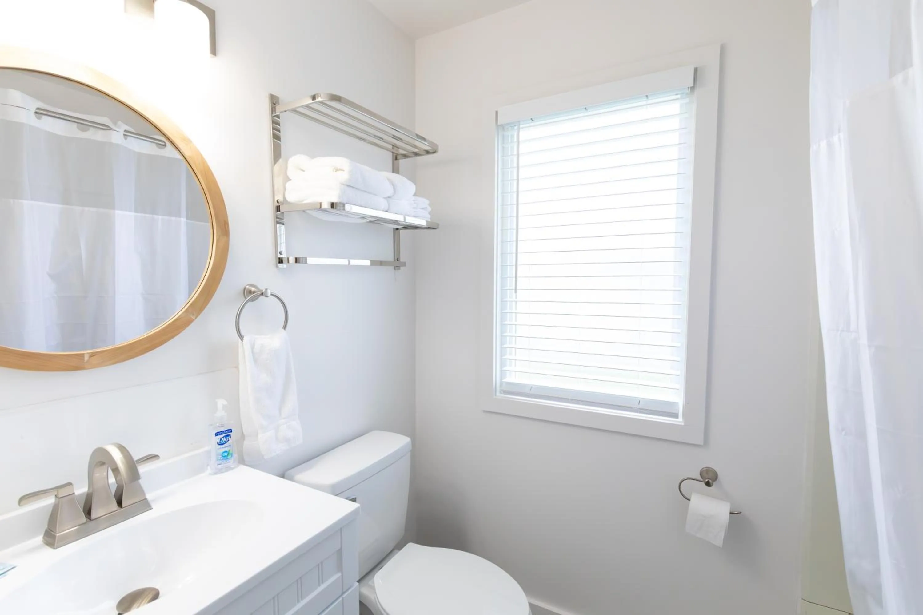 Bathroom in Anchor Bay Inn and Suites