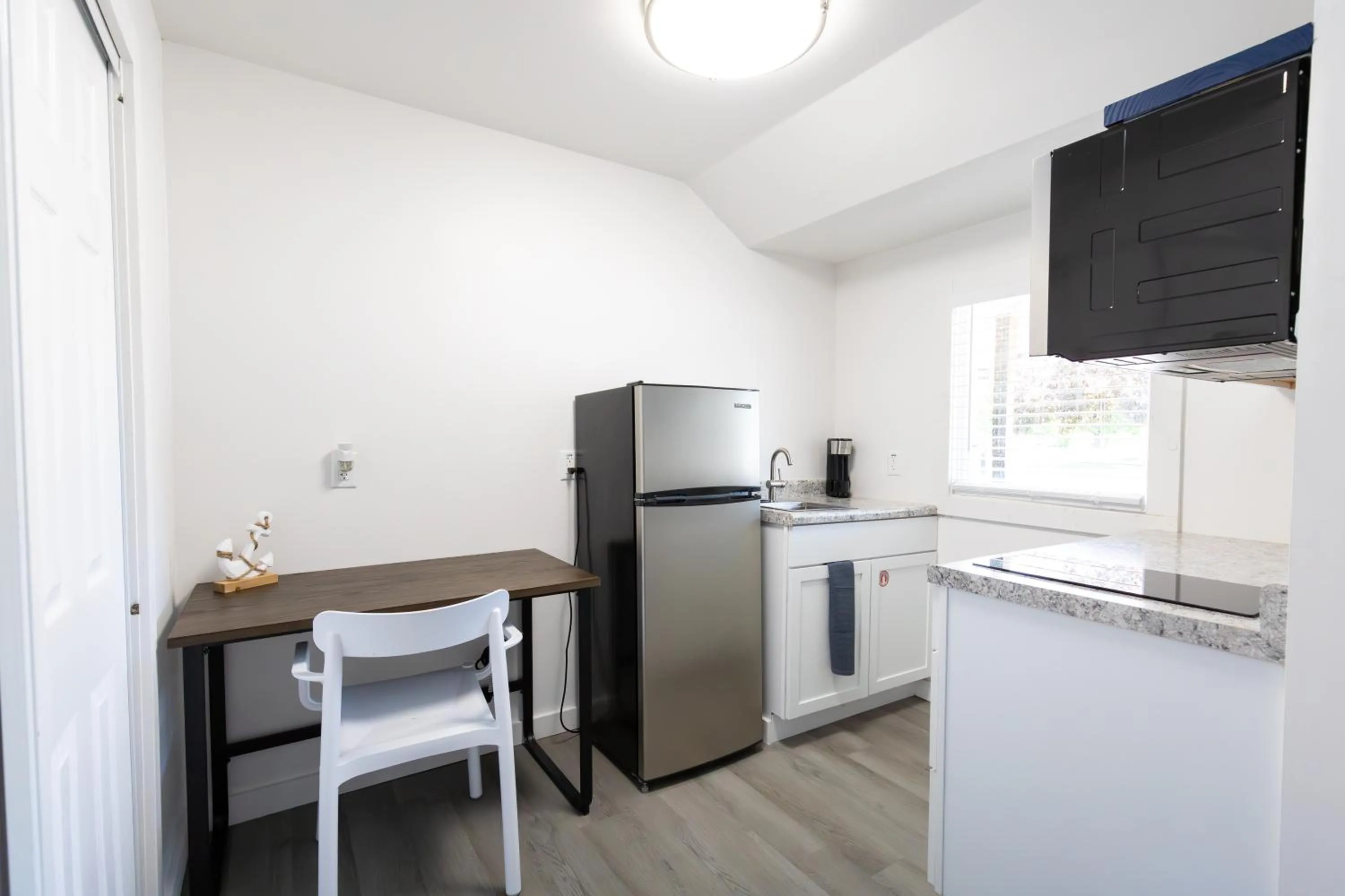 Kitchen or kitchenette in Anchor Bay Inn and Suites
