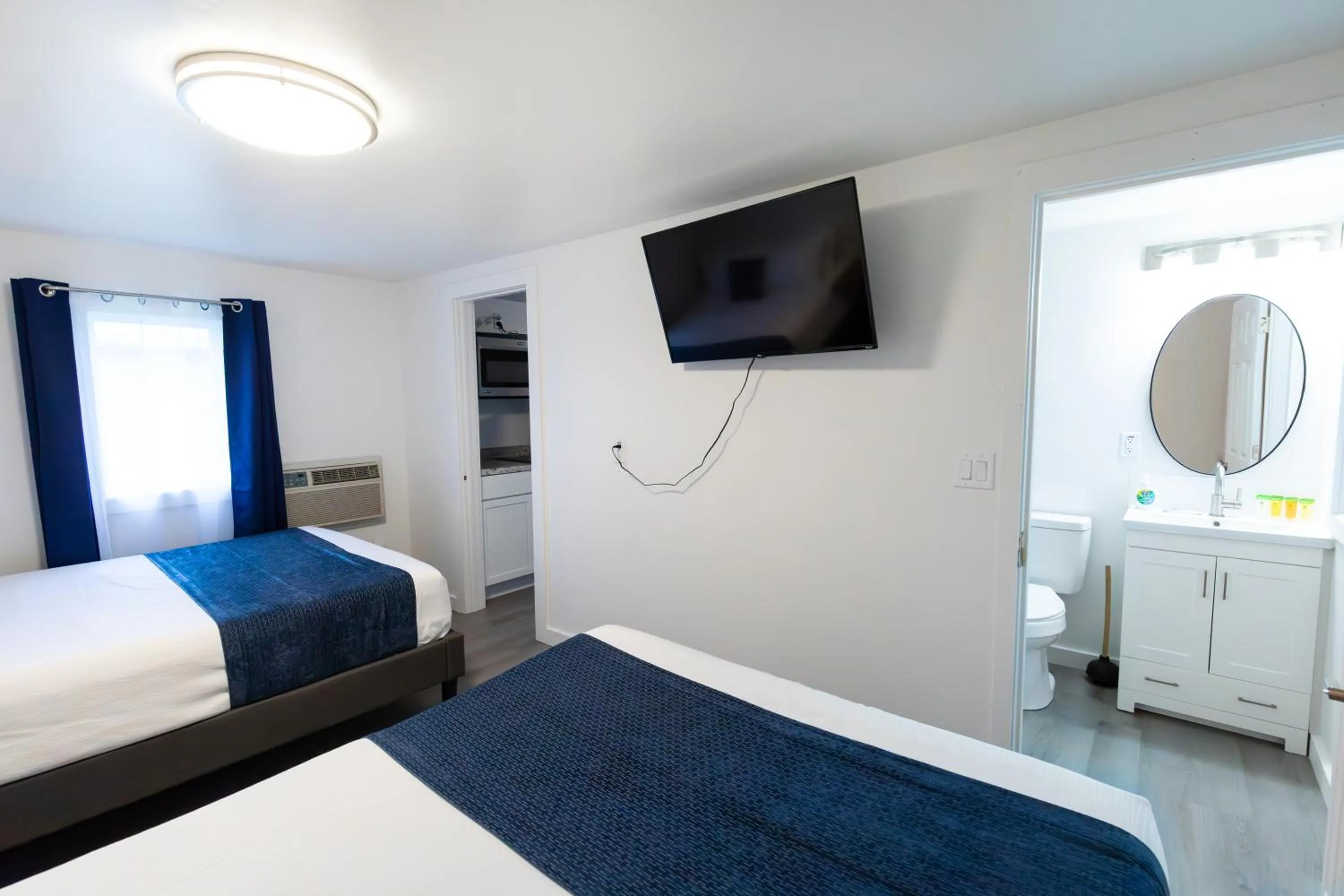 Bedroom, Bed in Anchor Bay Inn and Suites