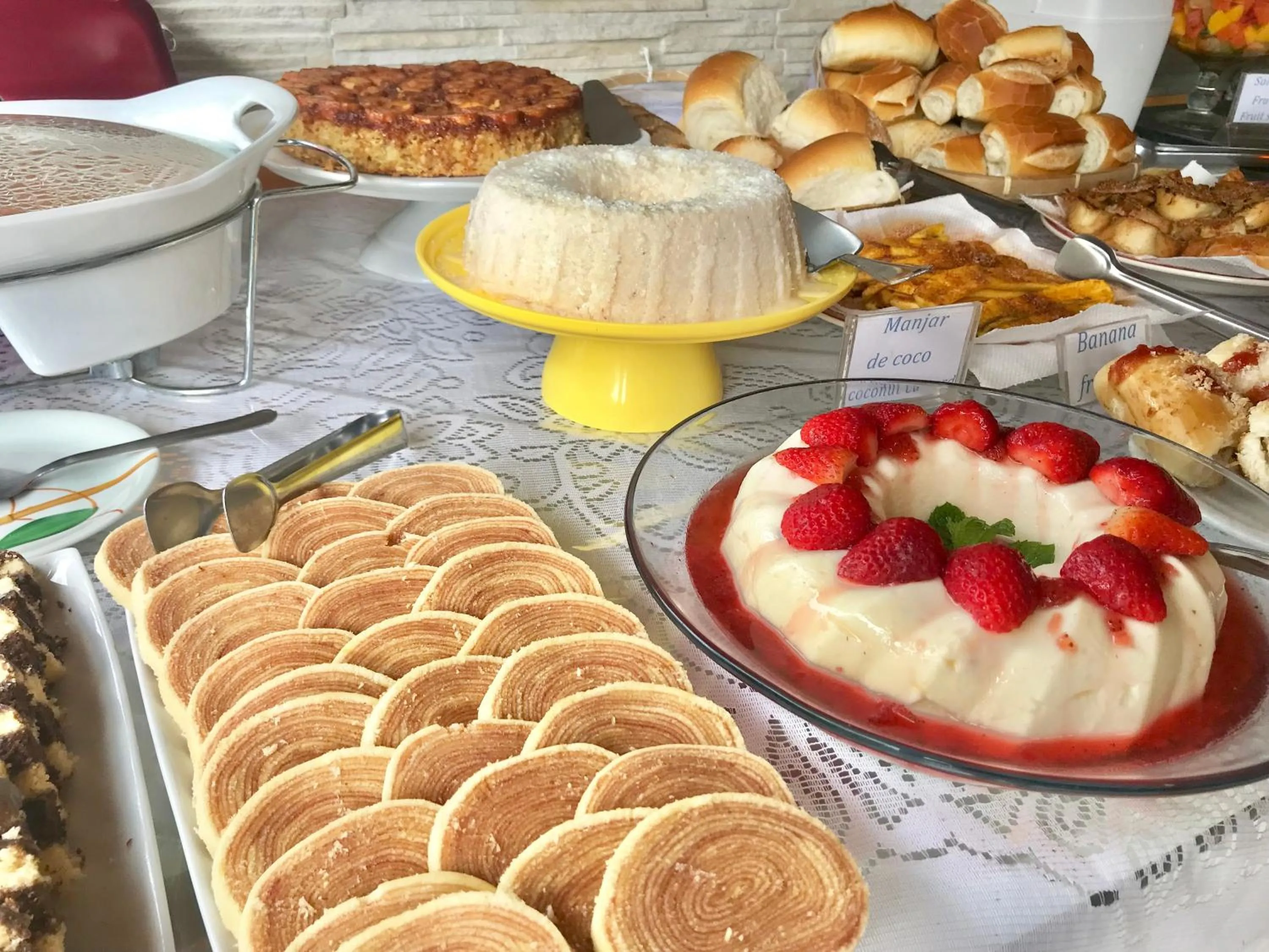 Buffet breakfast in Pousada Som dos Pássaros