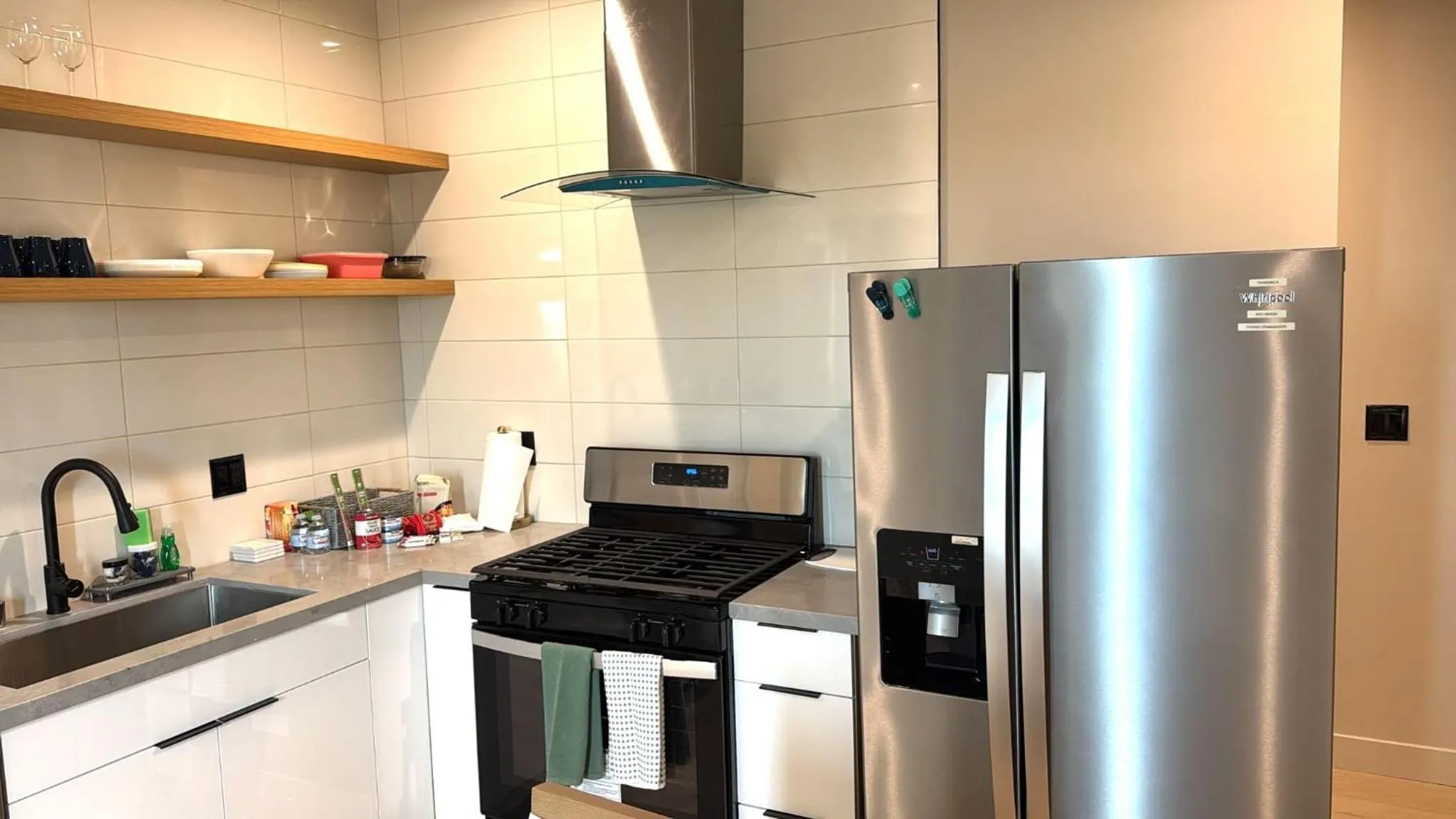 Kitchen or kitchenette in StaysPro - Cityscape Luxury Rental Homes in the Heart of Los Angeles