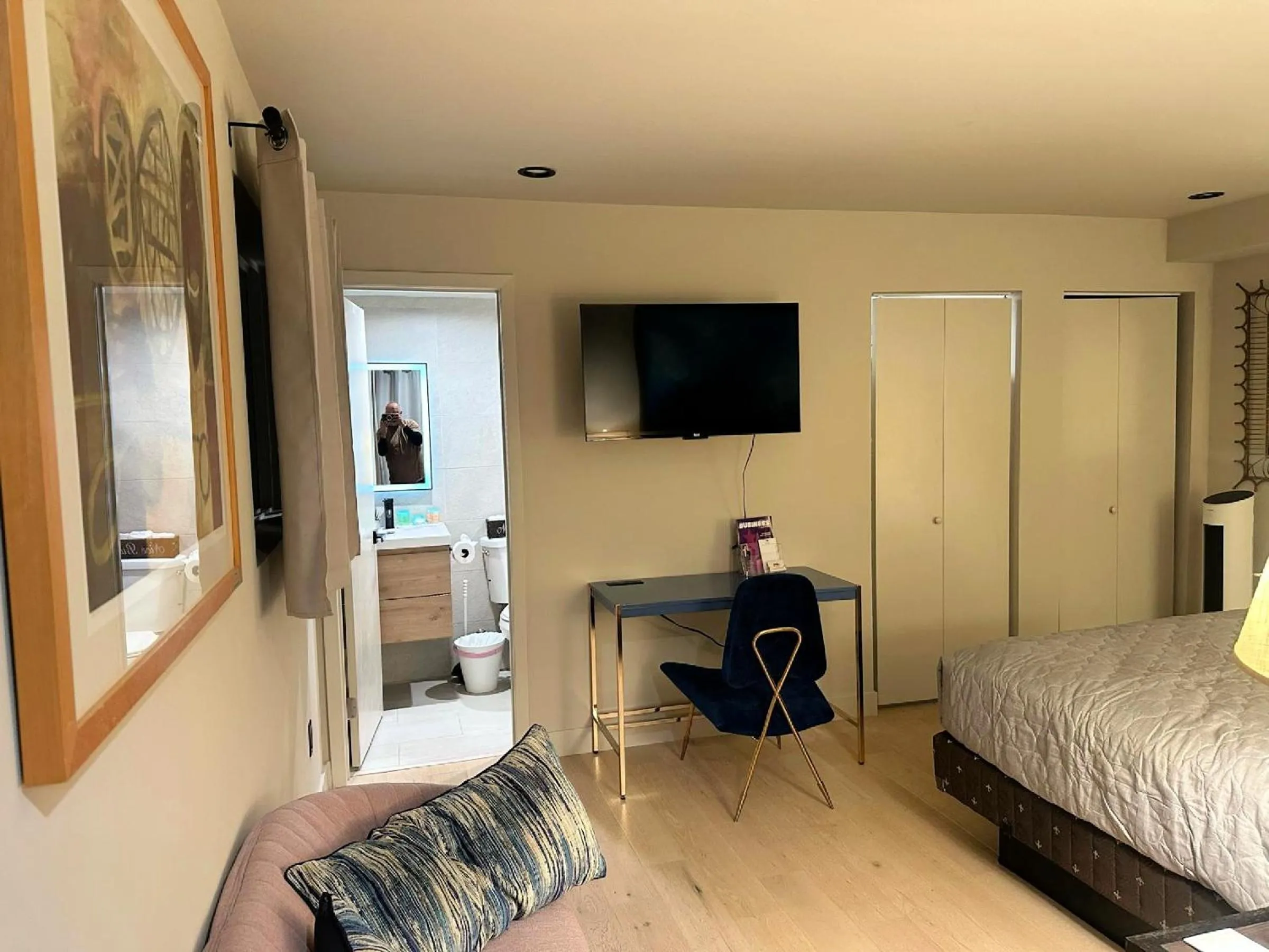 Seating area, Bed in StaysPro - Cityscape Luxury Rental Homes in the Heart of Los Angeles