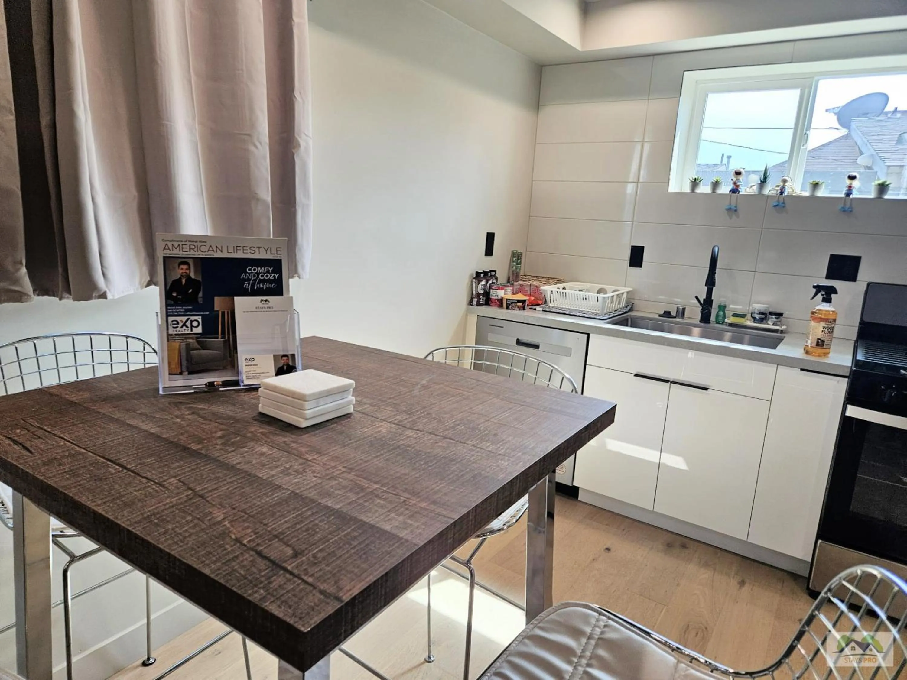 Kitchen or kitchenette in StaysPro - Cityscape Luxury Rental Homes in the Heart of Los Angeles