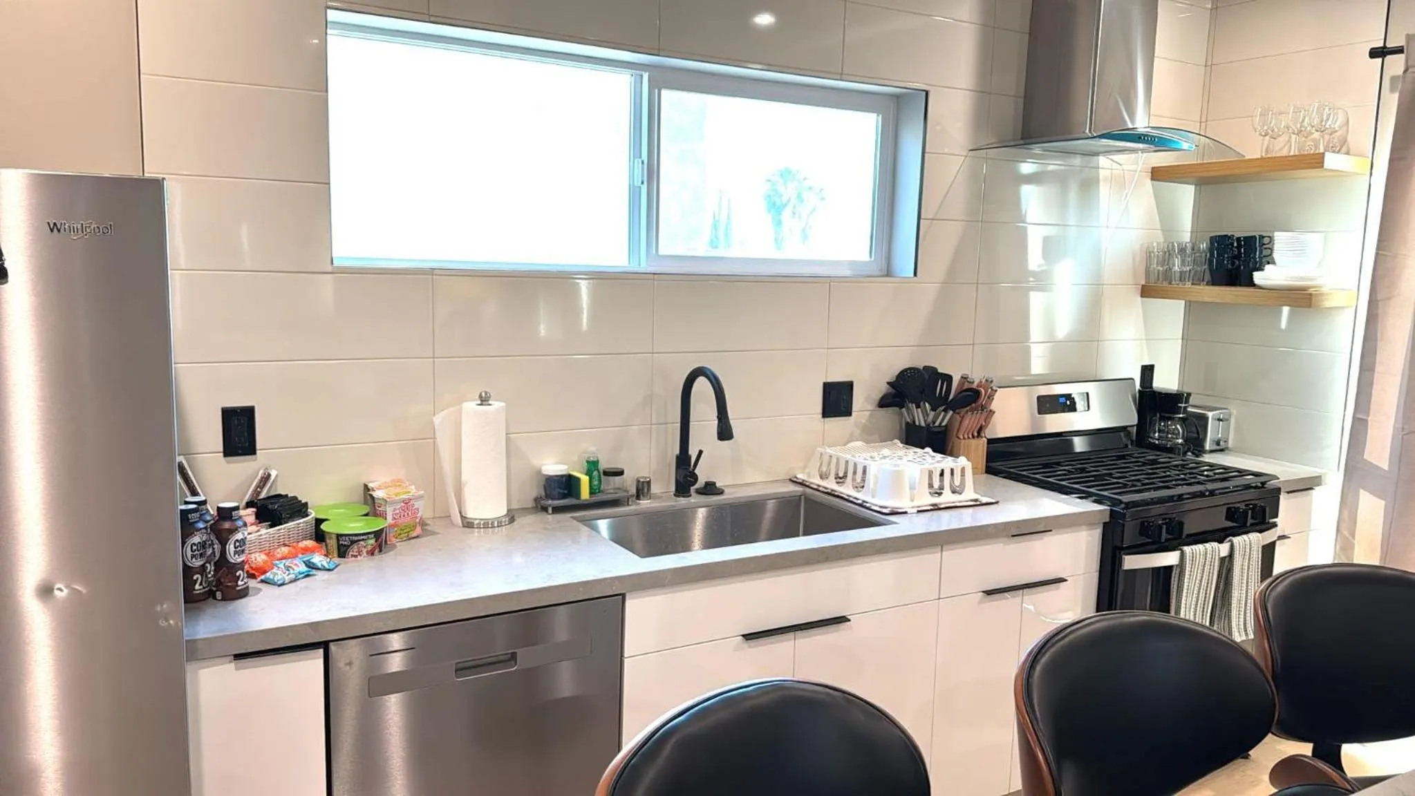 Kitchen or kitchenette in StaysPro - Cityscape Luxury Rental Homes in the Heart of Los Angeles