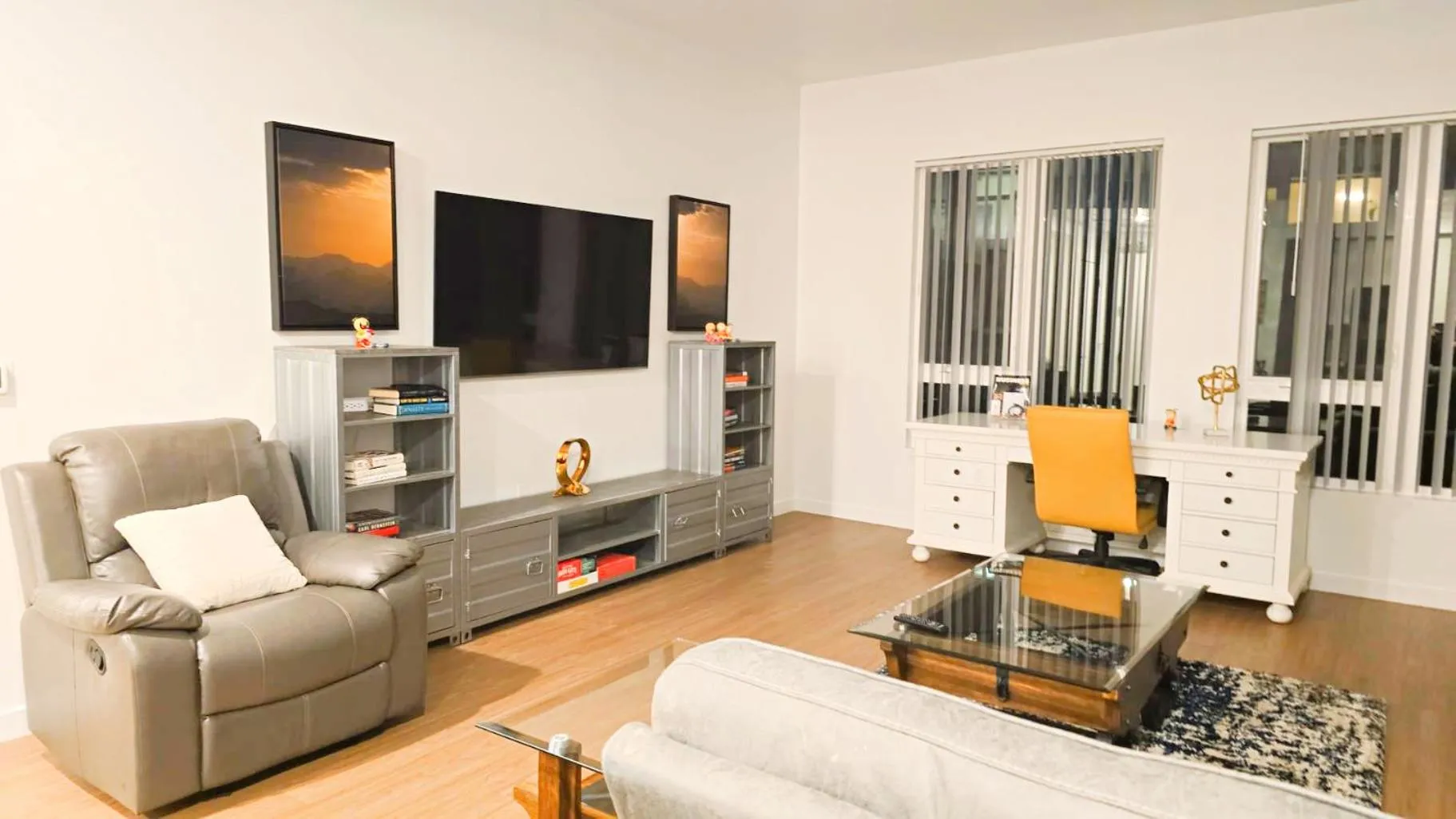 TV and multimedia in StaysPro - Cityscape Luxury Rental Homes in the Heart of Los Angeles