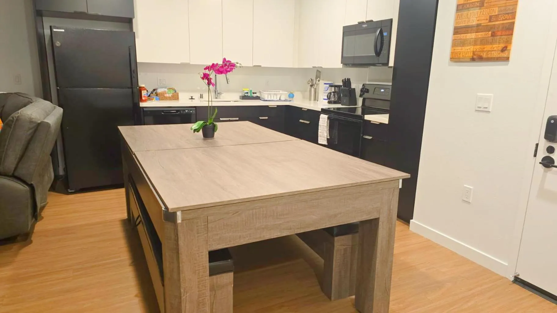 Kitchen or kitchenette in StaysPro - Cityscape Luxury Rental Homes in the Heart of Los Angeles