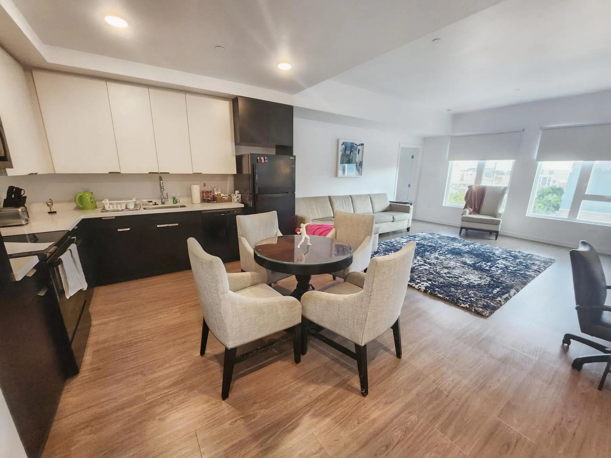 Kitchen or kitchenette in StaysPro - Cityscape Luxury Rental Homes in the Heart of Los Angeles