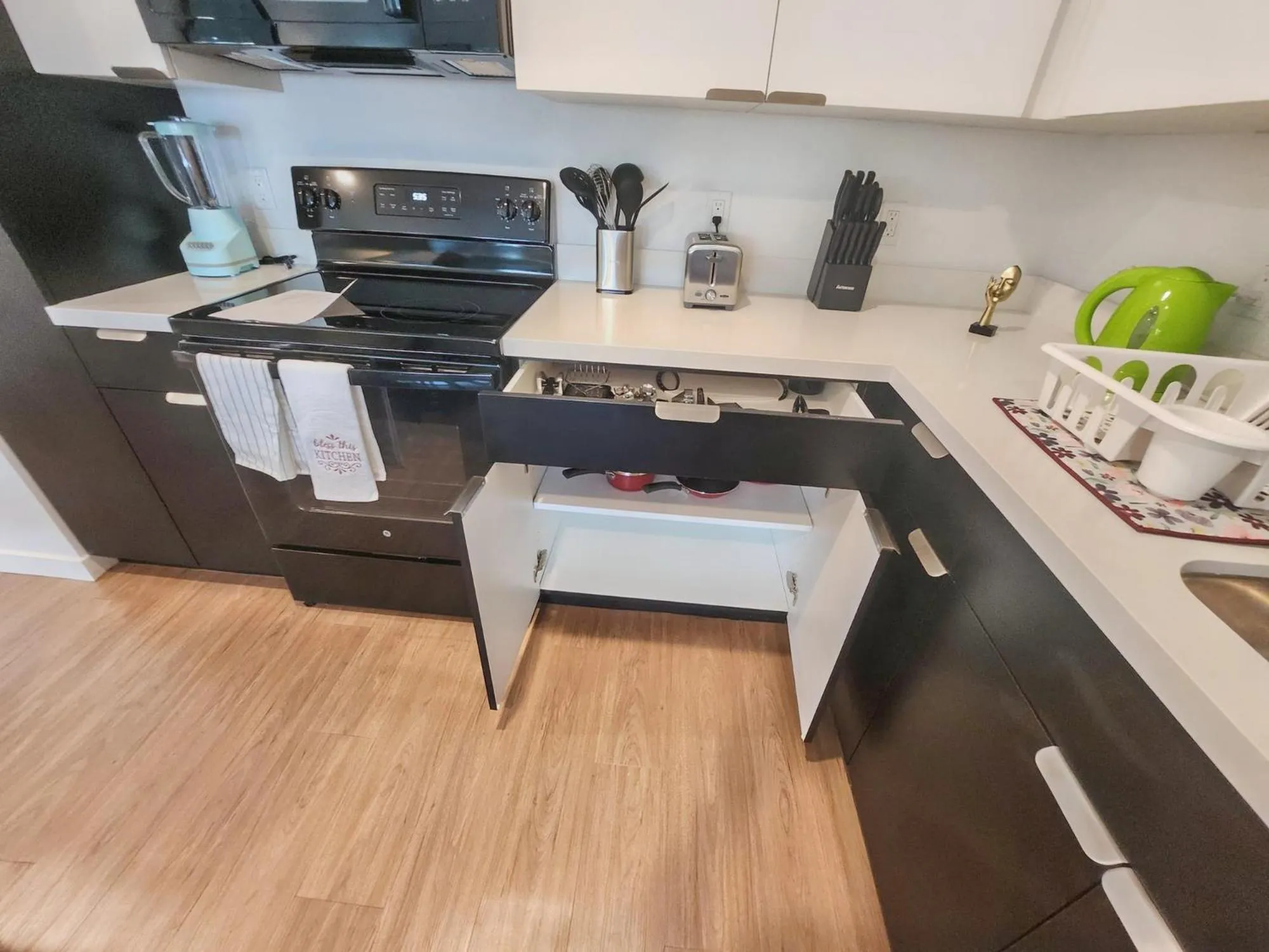 Kitchen or kitchenette in StaysPro - Cityscape Luxury Rental Homes in the Heart of Los Angeles