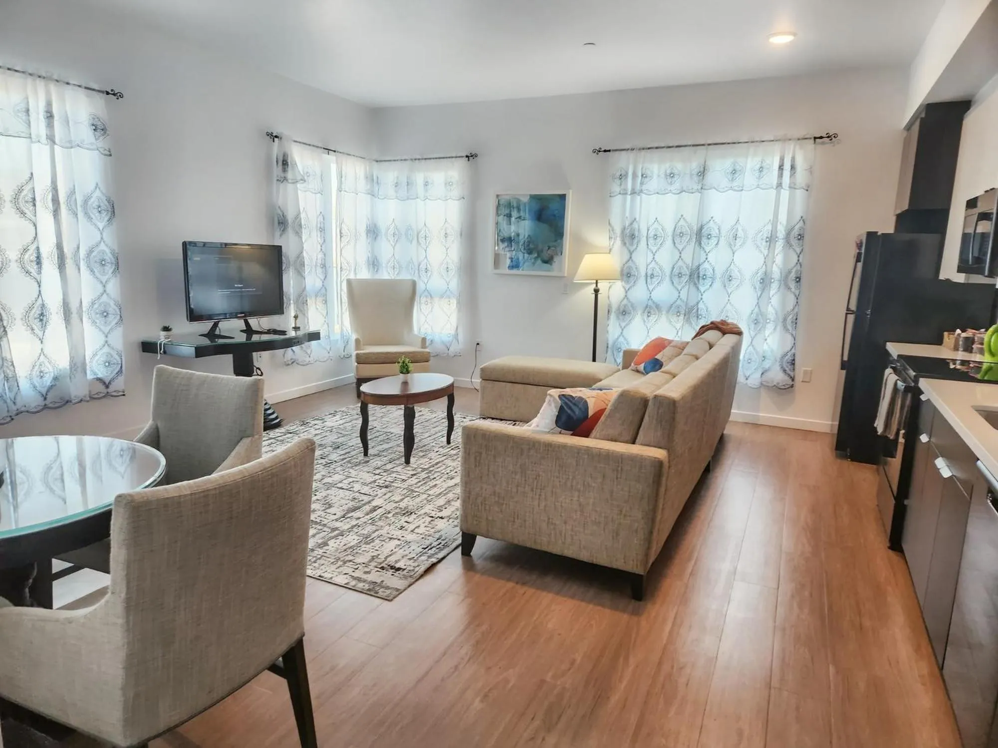 TV and multimedia in StaysPro - Cityscape Luxury Rental Homes in the Heart of Los Angeles