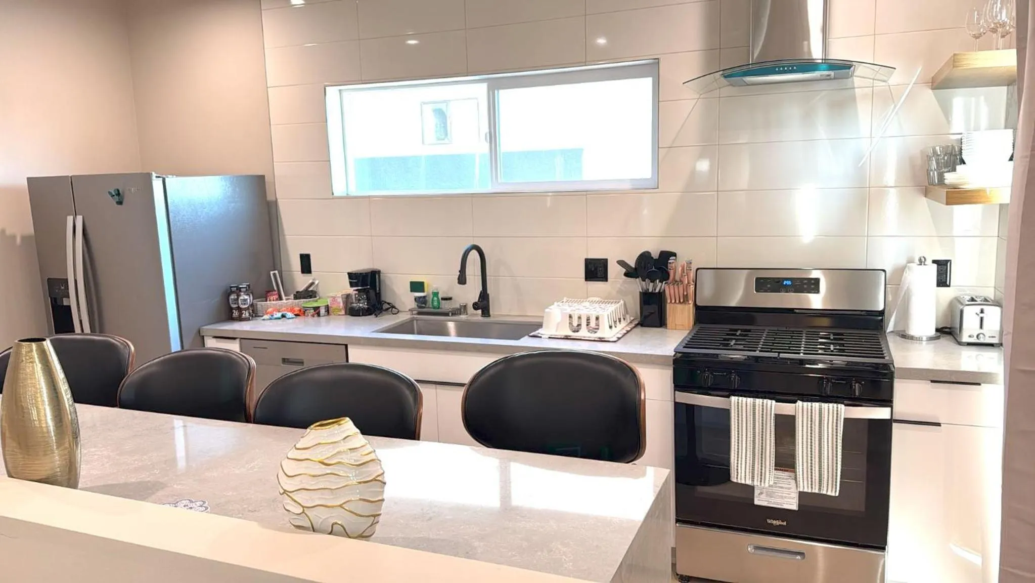 Kitchen or kitchenette in StaysPro - Cityscape Luxury Rental Homes in the Heart of Los Angeles