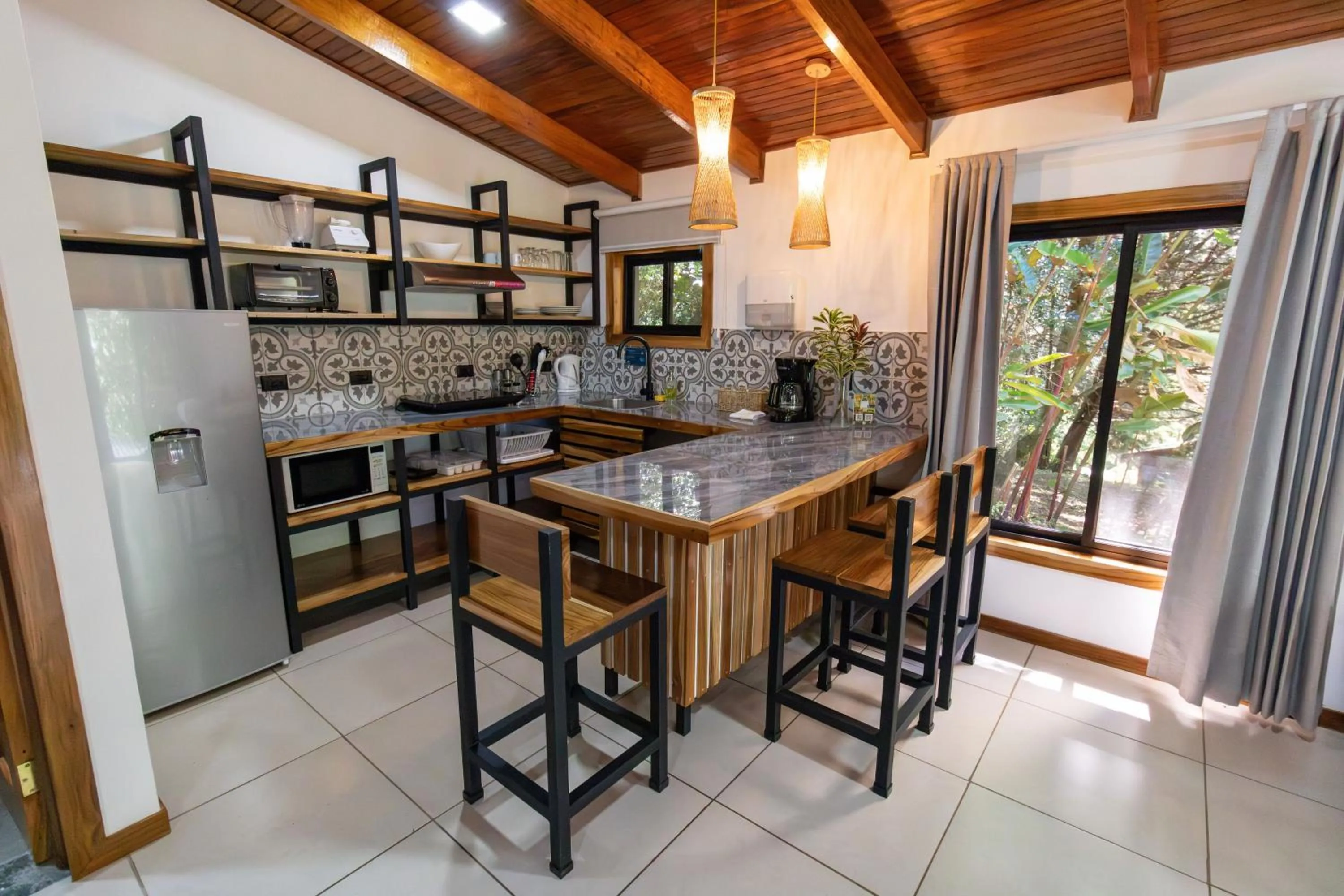 Kitchen or kitchenette in Los Pinos Cabins & Reserve