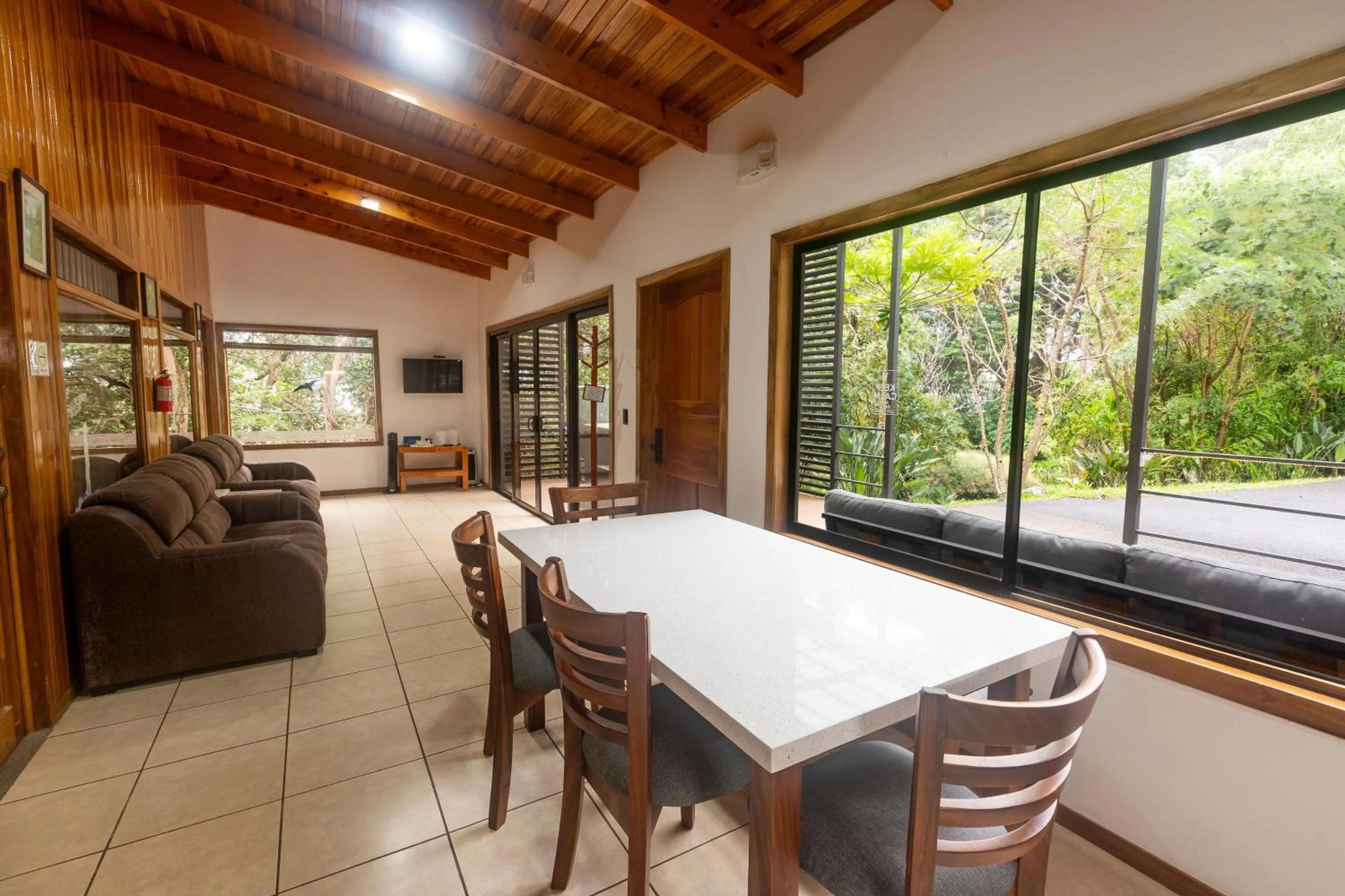 Living room in Los Pinos Cabins & Reserve