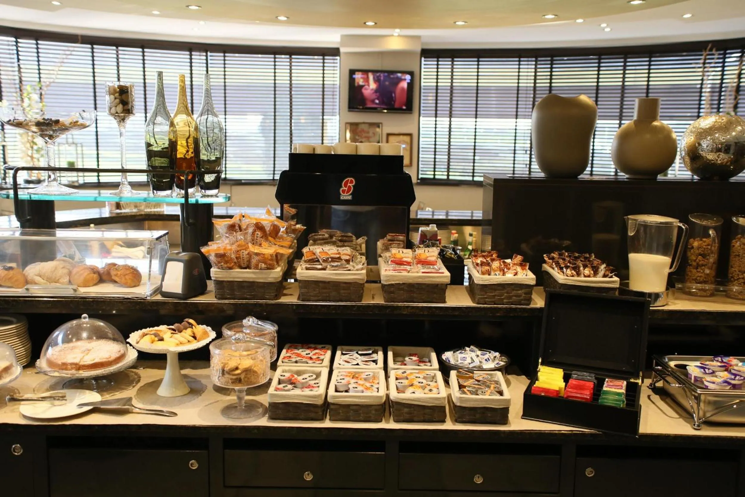 Continental breakfast in Hotel Motel Ascot