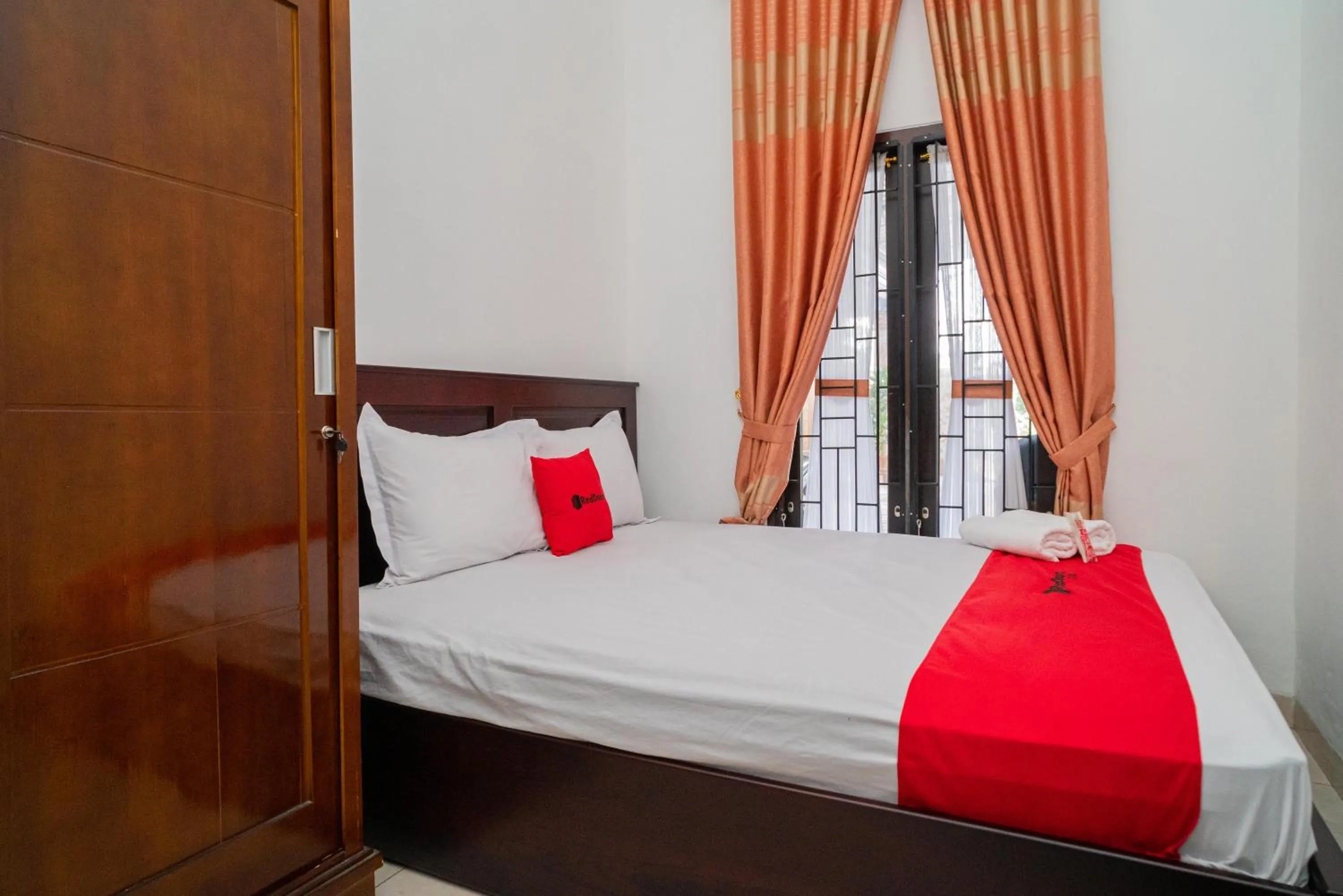Bed in RedDoorz Syariah @ Jalan Tingang Palangkaraya