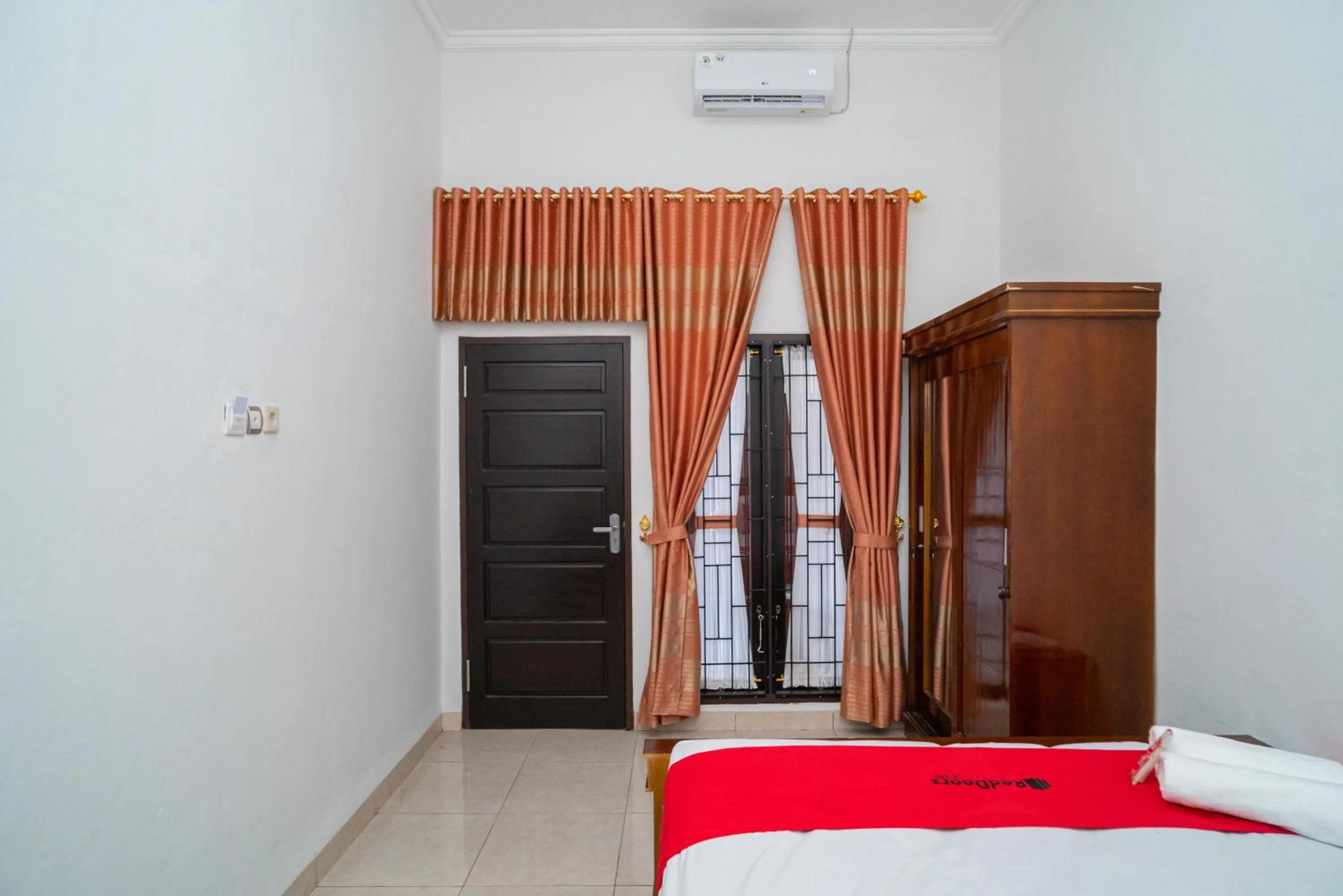 Bed in RedDoorz Syariah @ Jalan Tingang Palangkaraya