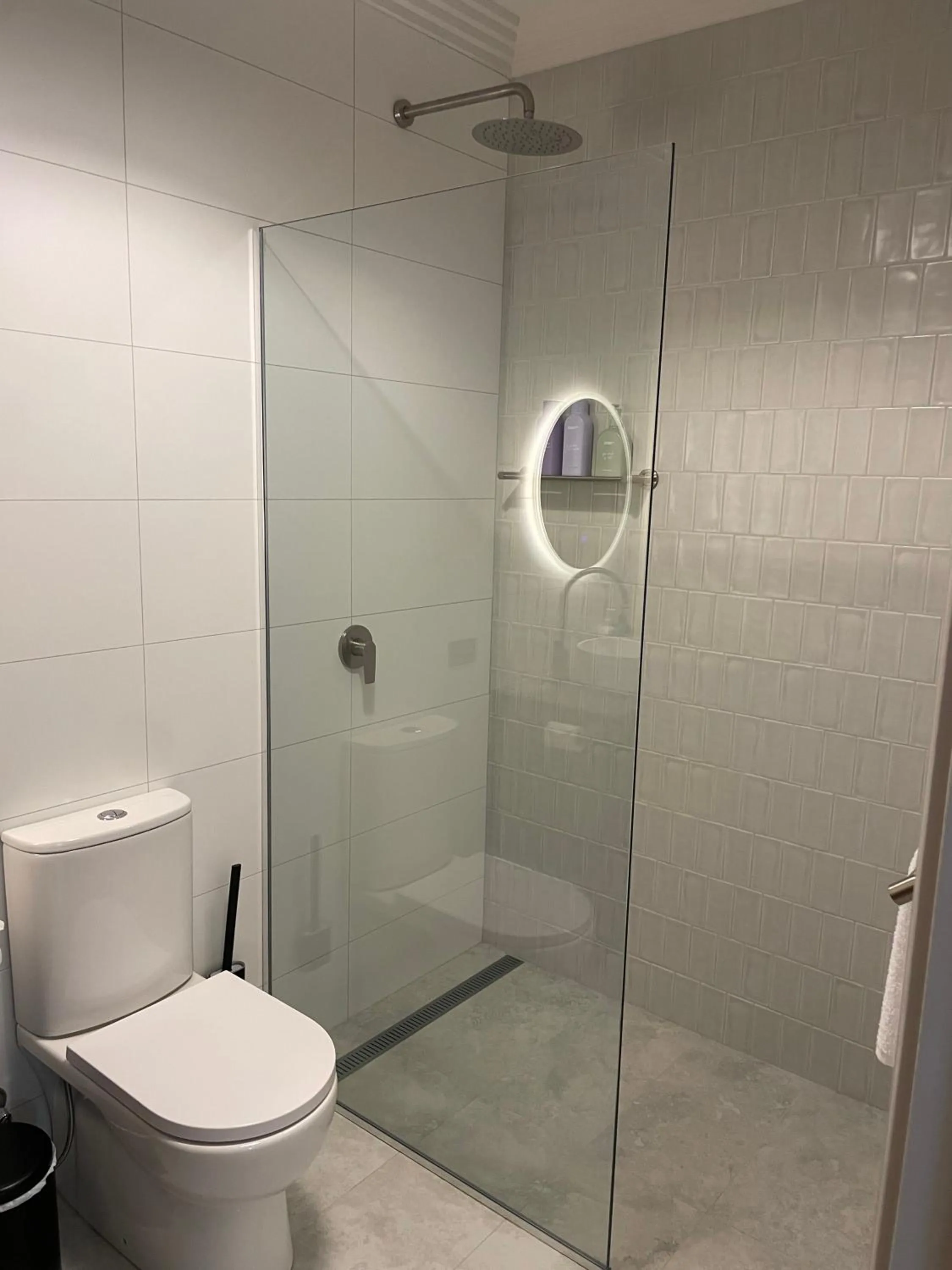 Shower in Oxford on Otho